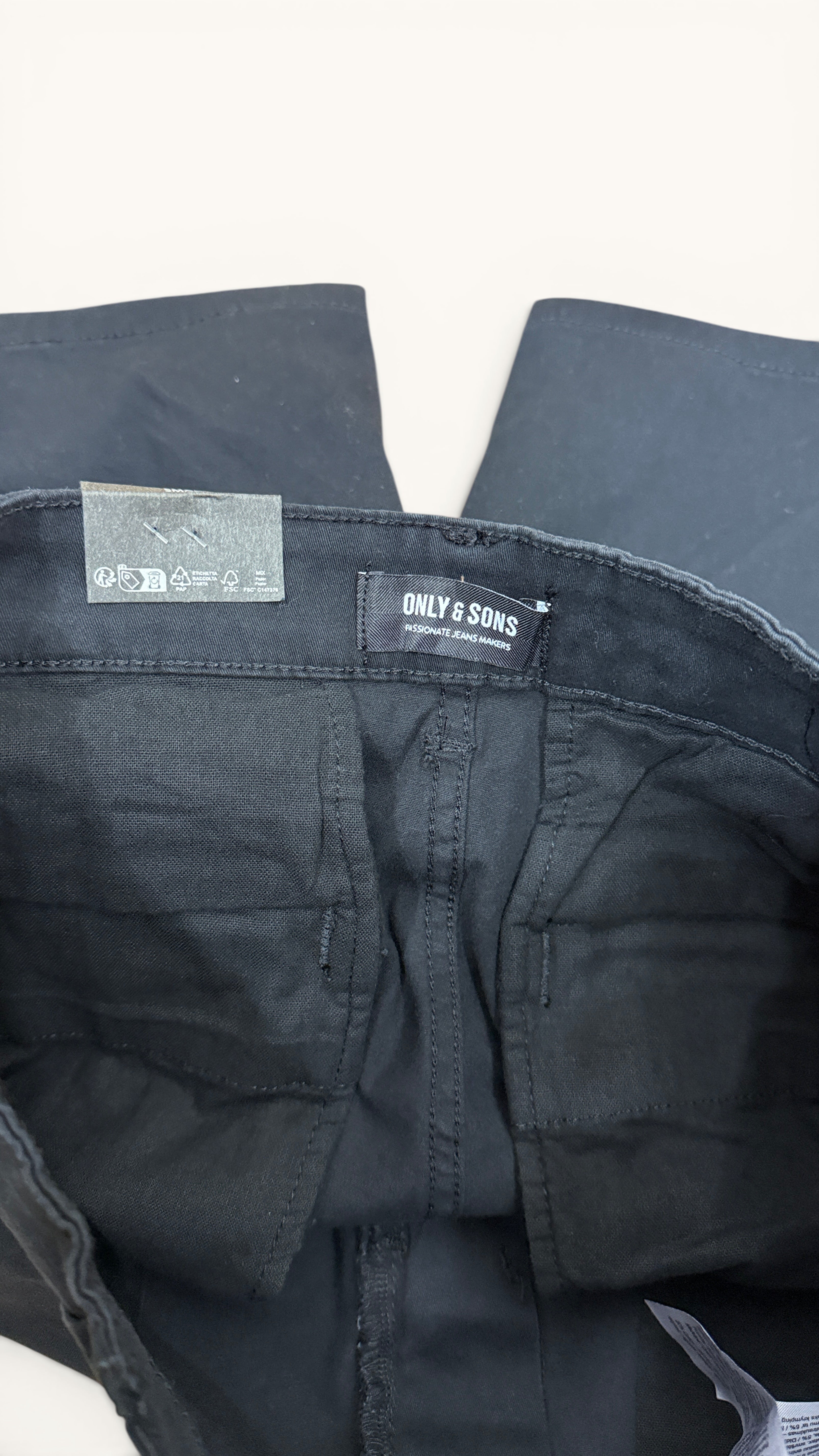 Short cargo noir Frippindealz Only & Sons en coton stretch, neuf avec étiquette, vue intérieure de la ceinture.