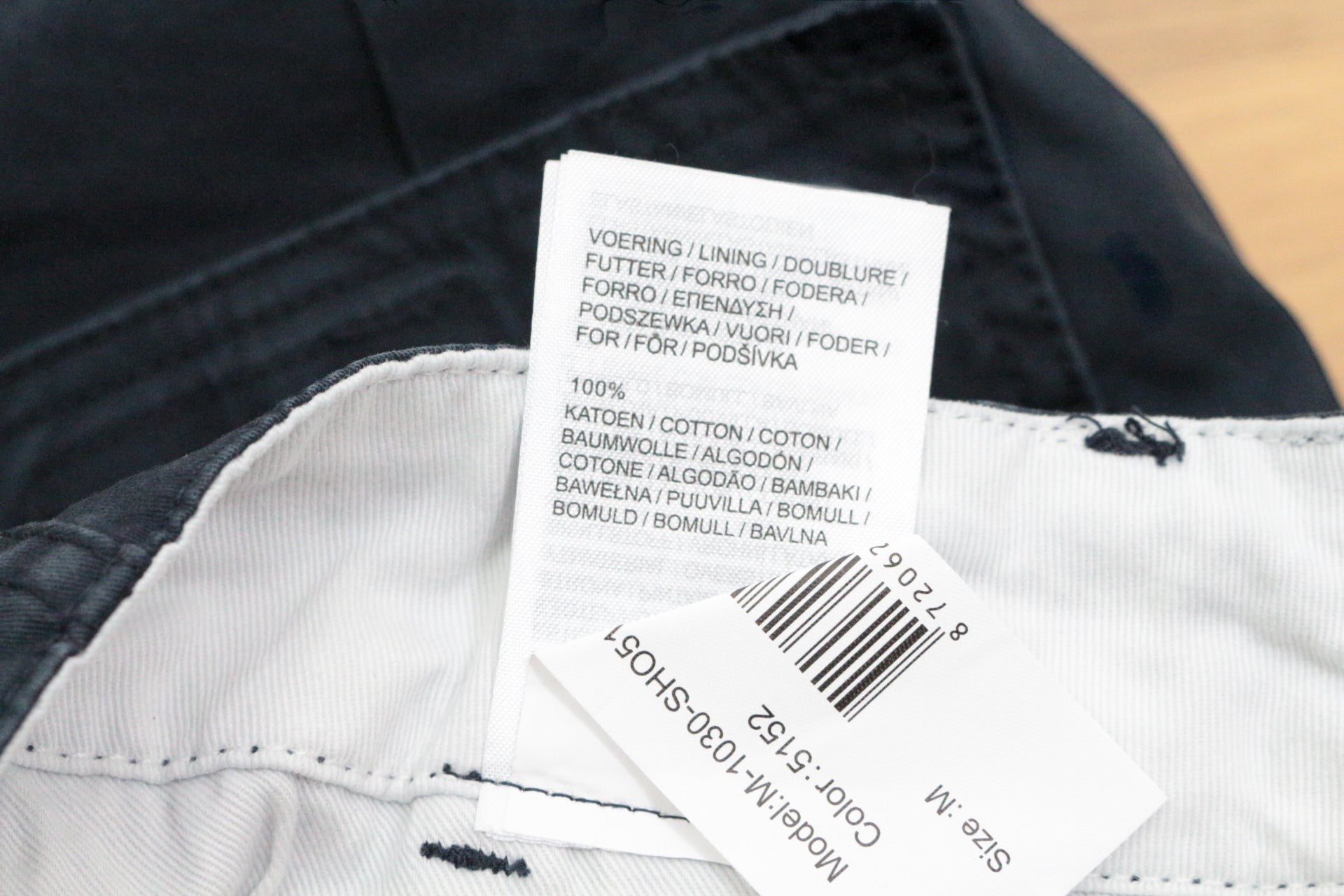 Étiquette intérieure d'un short cargo Petrol Industries bleu nuit chez Frippindealz, 100% coton, taille M, neuf.