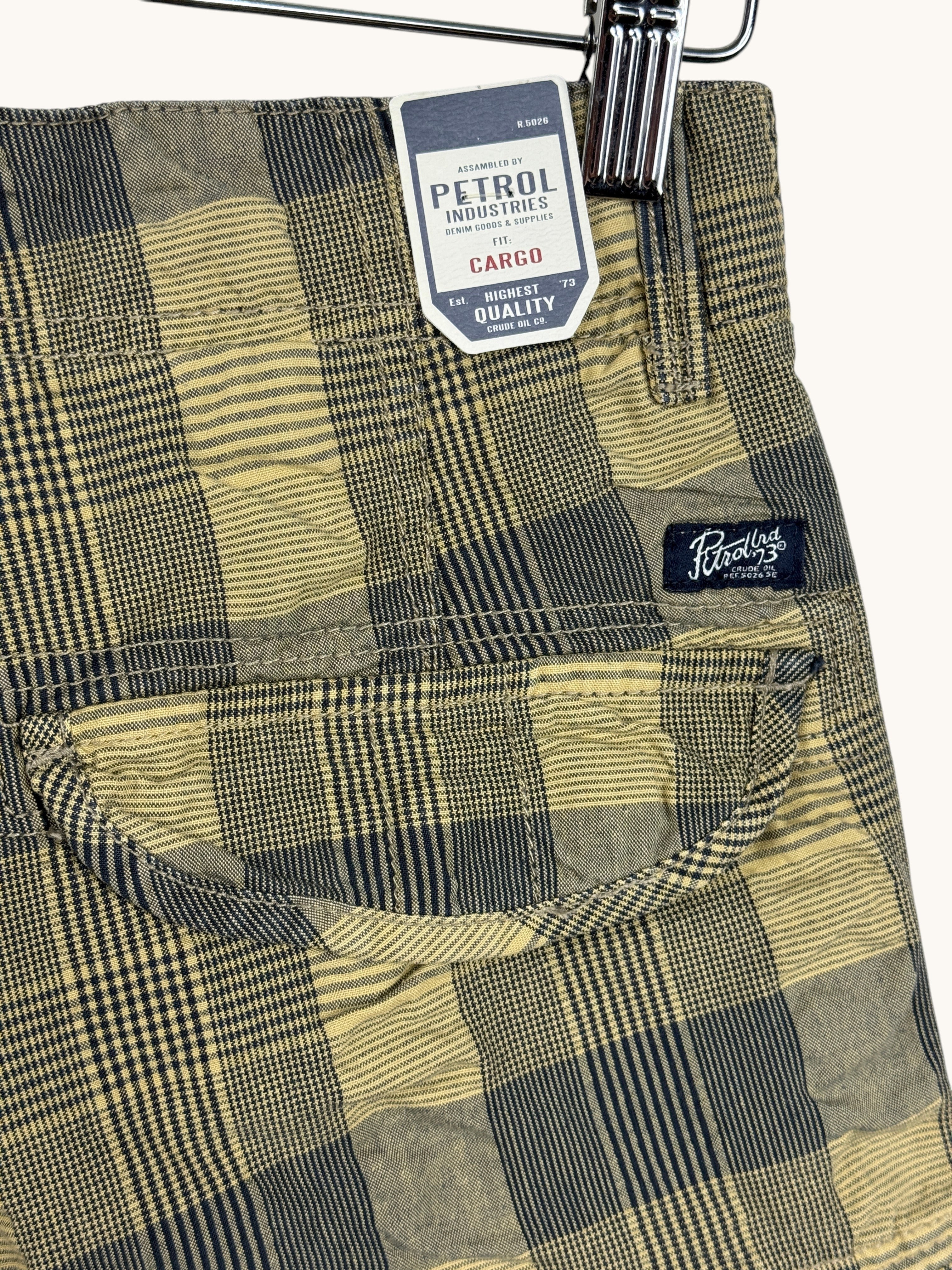 Short cargo Frippindealz Petrol Industries à carreaux beige et bleu, en coton stretch, neuf avec étiquette.