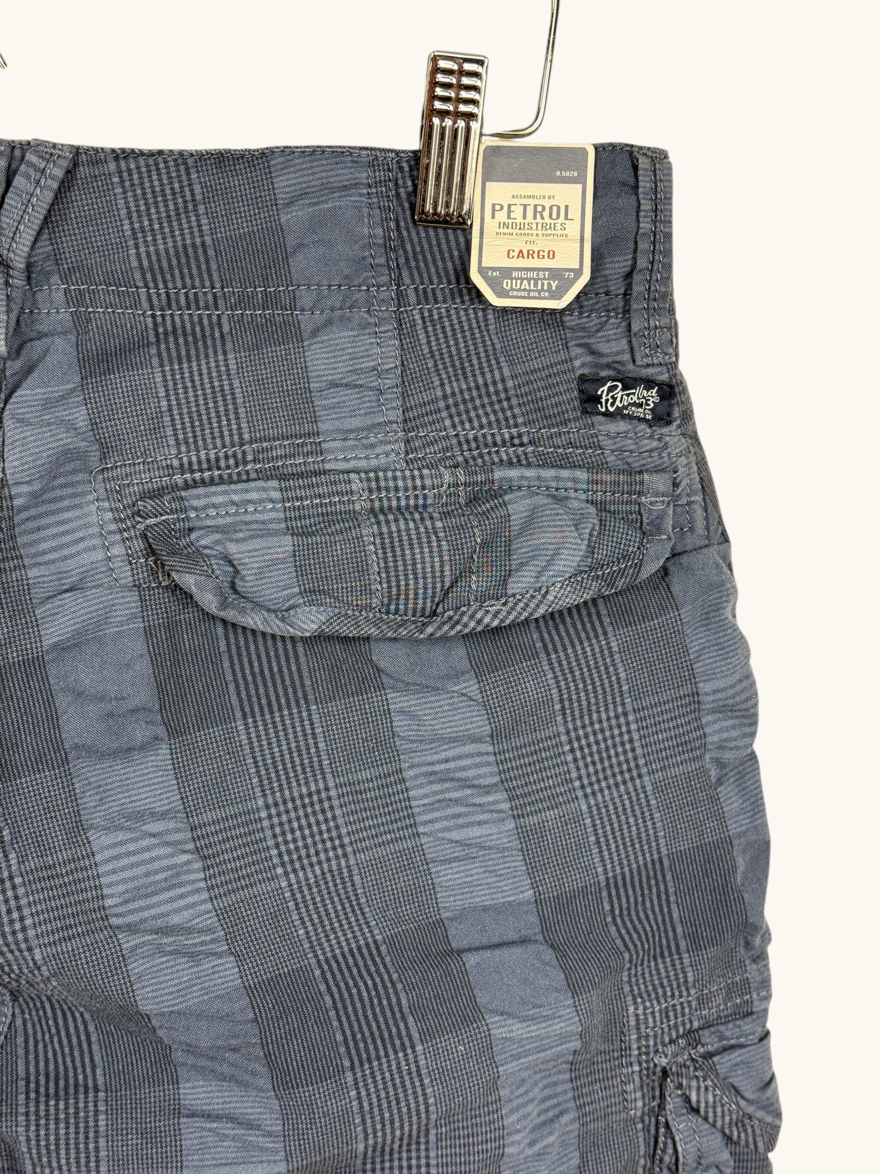 Short cargo Frippindealz Petrol Industries bleu marine à carreaux en coton stretch avec étiquette, style outdoor.
