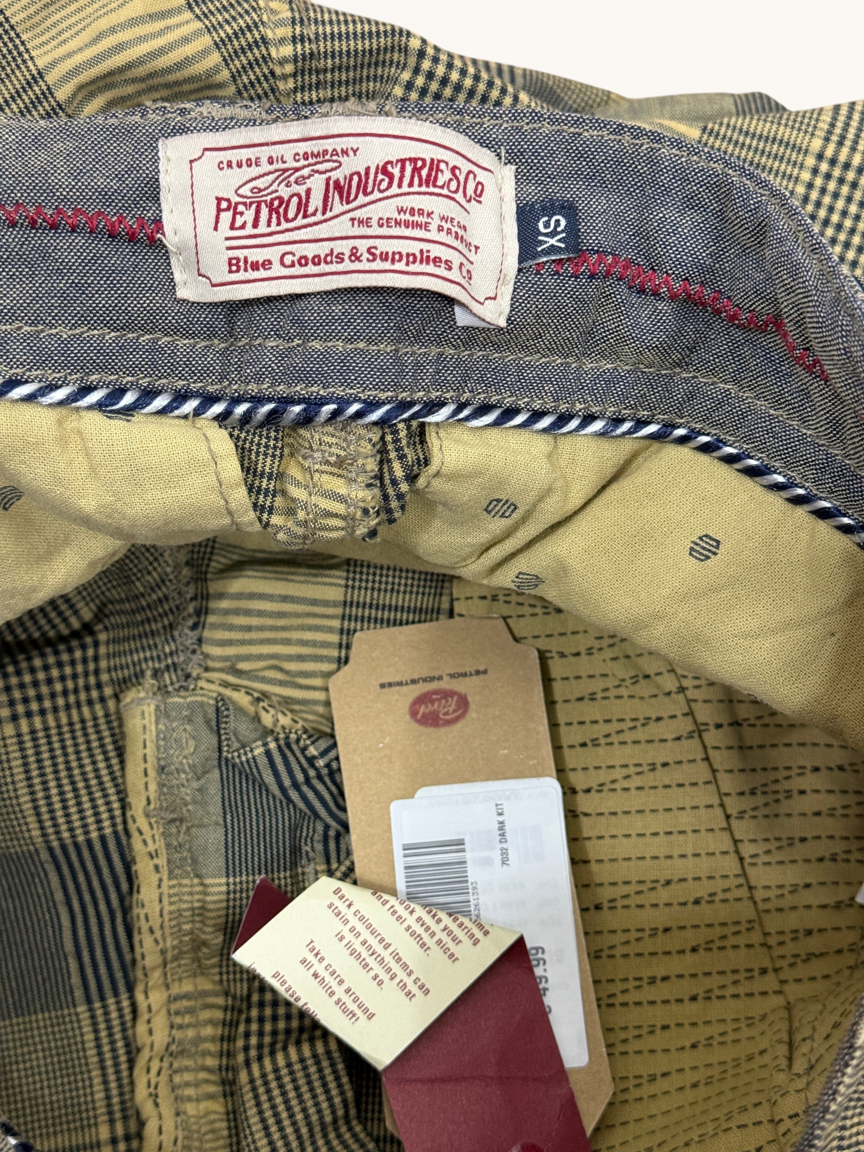 Détail intérieur du short cargo Frippindealz Petrol Industries à carreaux, taille XS, neuf avec étiquettes.