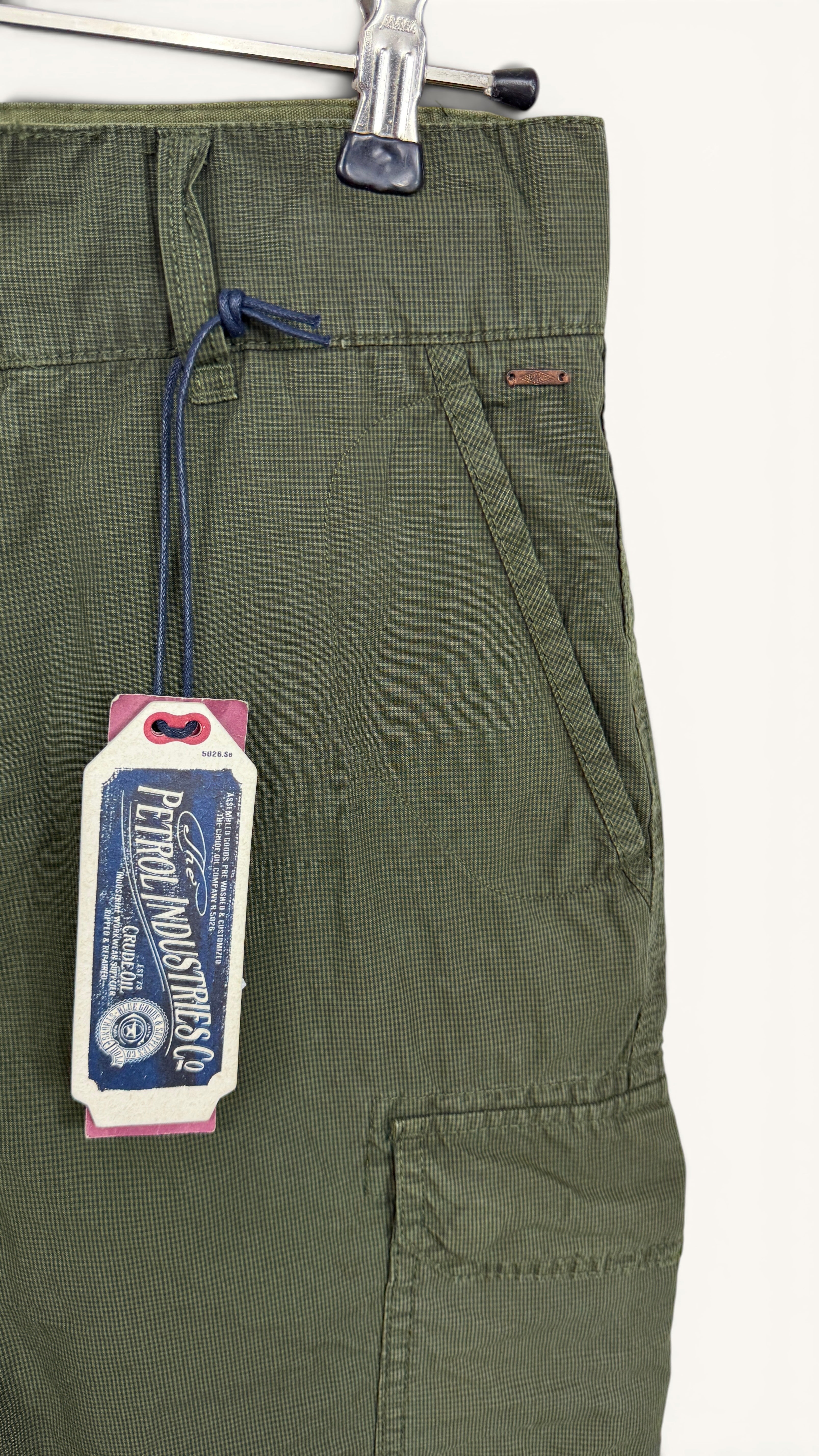 Short cargo homme Frippindealz Petrol Industries vert olive en coton avec motif micro-carreaux et étiquette neuve.