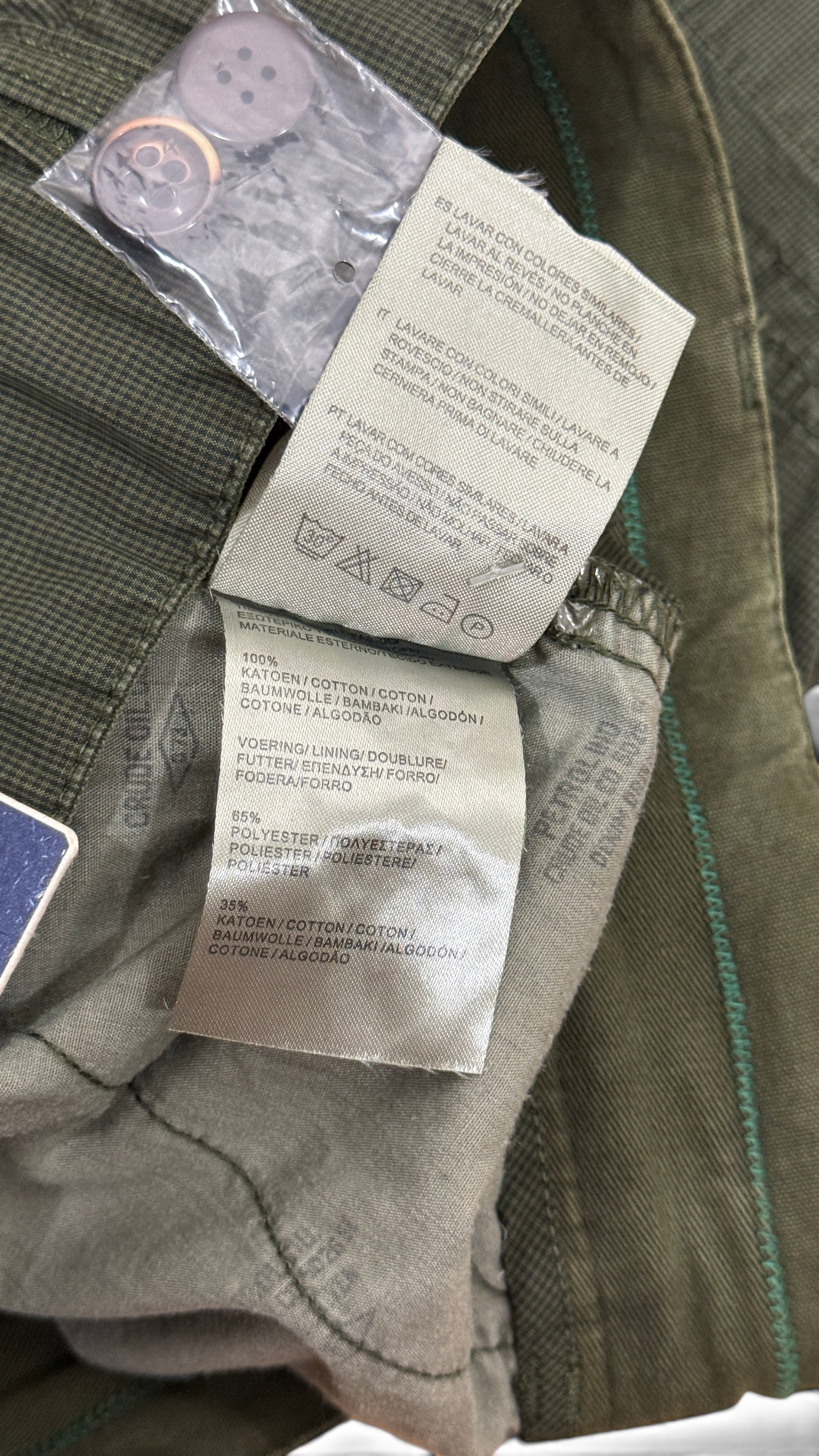 Étiquette de composition et boutons de rechange du short cargo Frippindealz Petrol Industries en coton vert olive