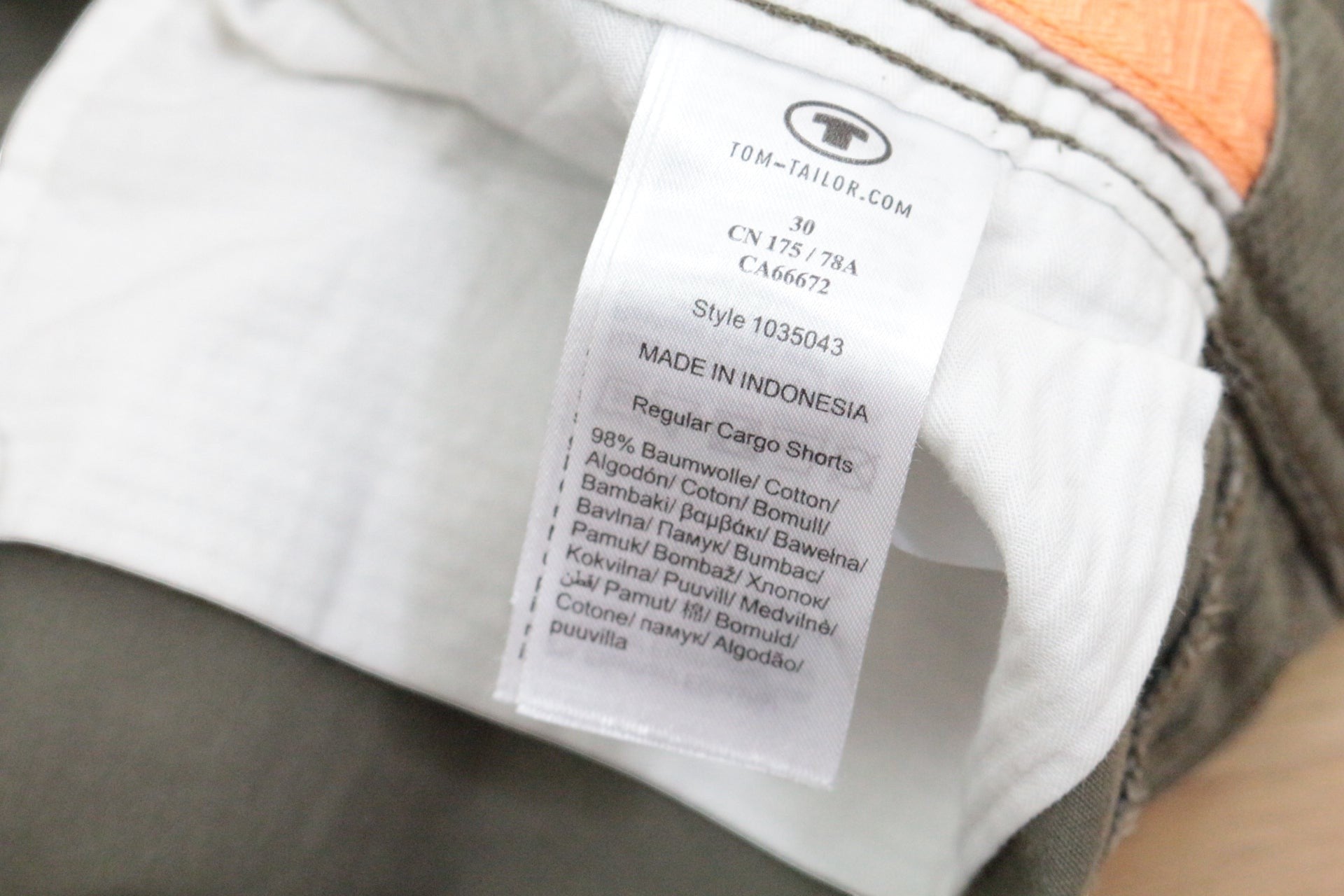 Étiquette intérieure de composition d'un short cargo Frippindealz Tom Tailor en coton stretch vert kaki