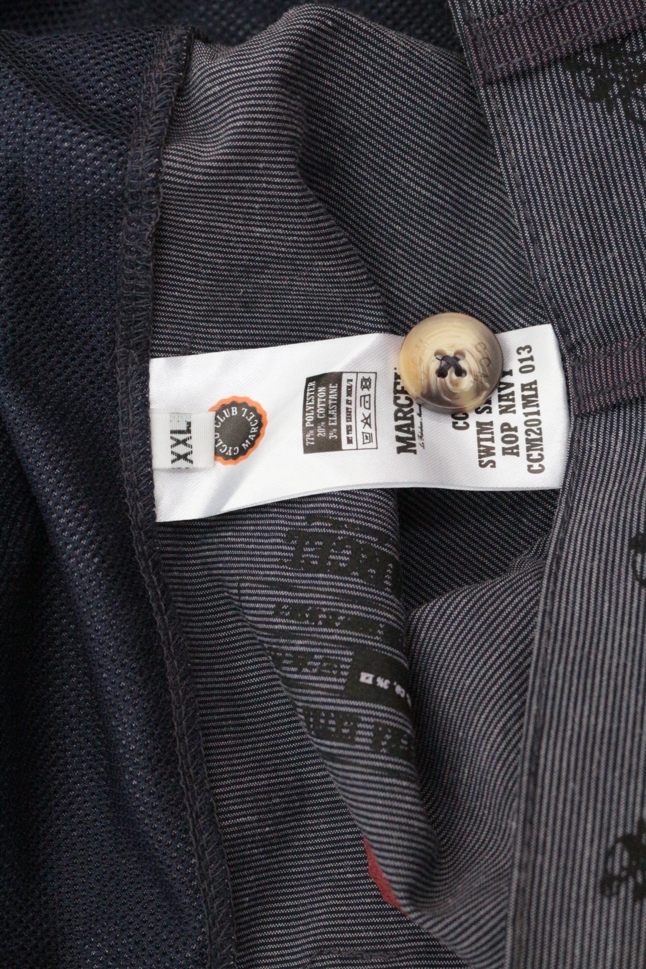 Détail de l'étiquette intérieure du short chino Frippindealz Cyclo Club Marcel bleu marine avec motif vélos