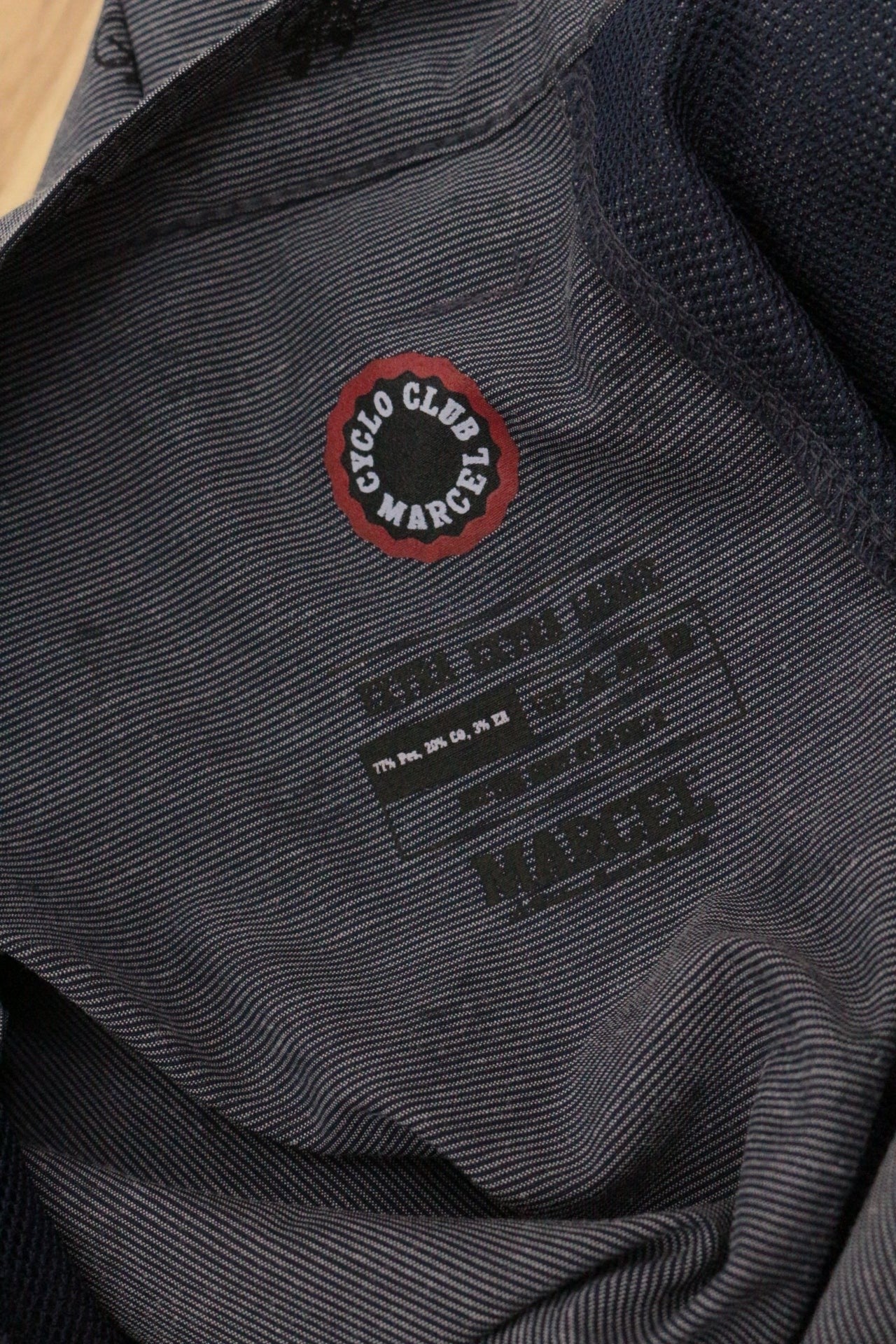 Étiquette intérieure Frippindealz du short chino bleu marine Cyclo Club Marcel avec détails de composition et logo