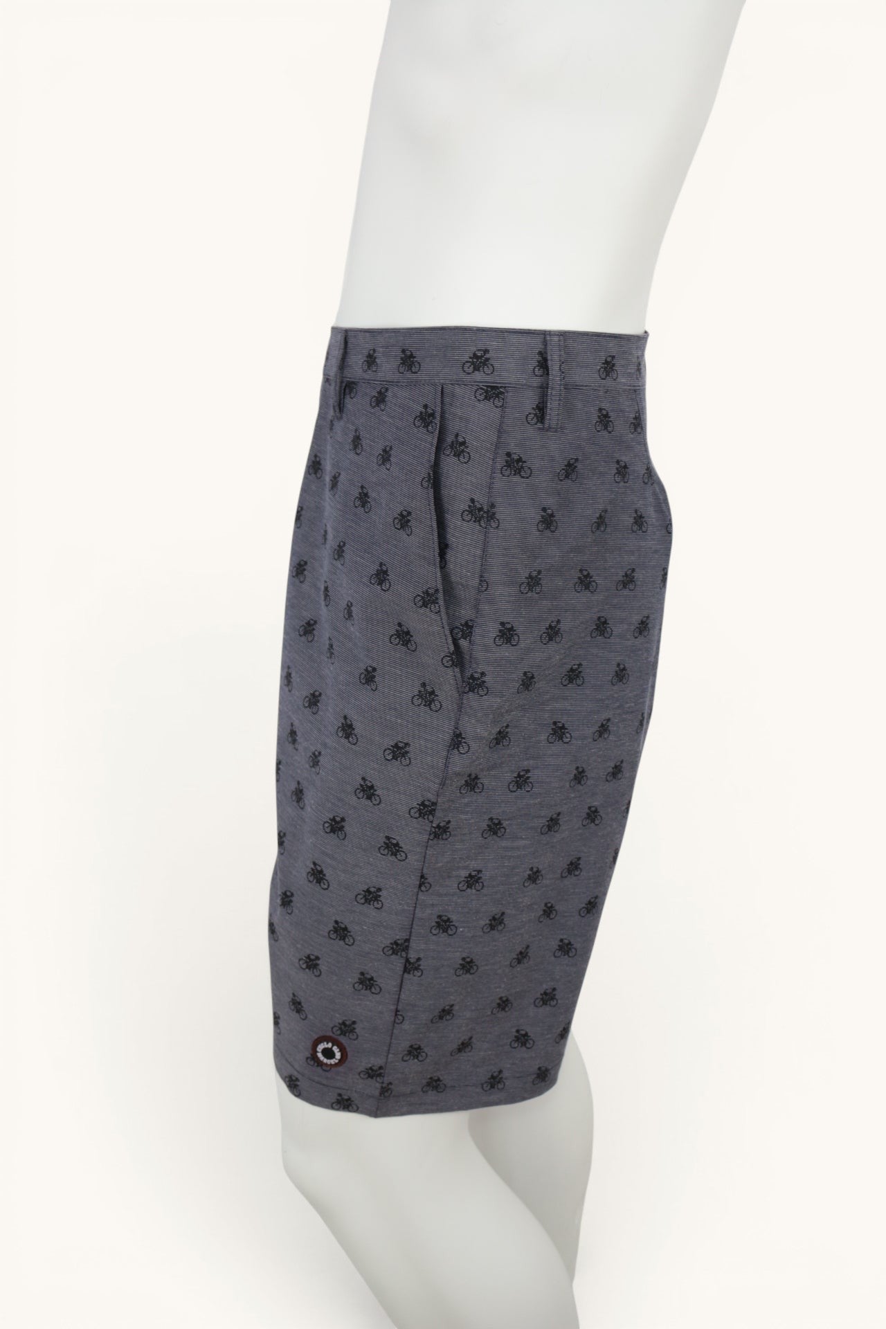 Short chino bleu marine Frippindealz Cyclo Club Marcel avec imprimé vélos, tissu stretch, coupe casual chic.