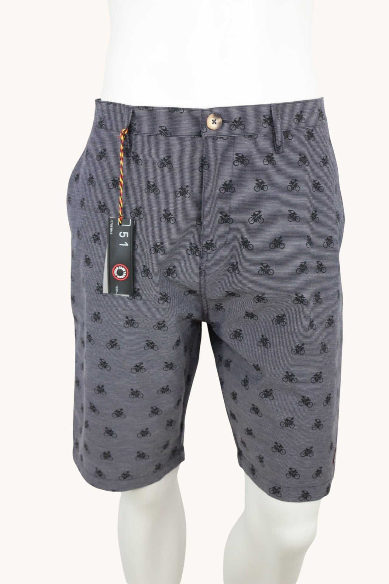 Short chino Frippindealz Cyclo Club Marcel bleu marine avec imprimé vélos, tissu stretch, bouton effet corne, taille XL