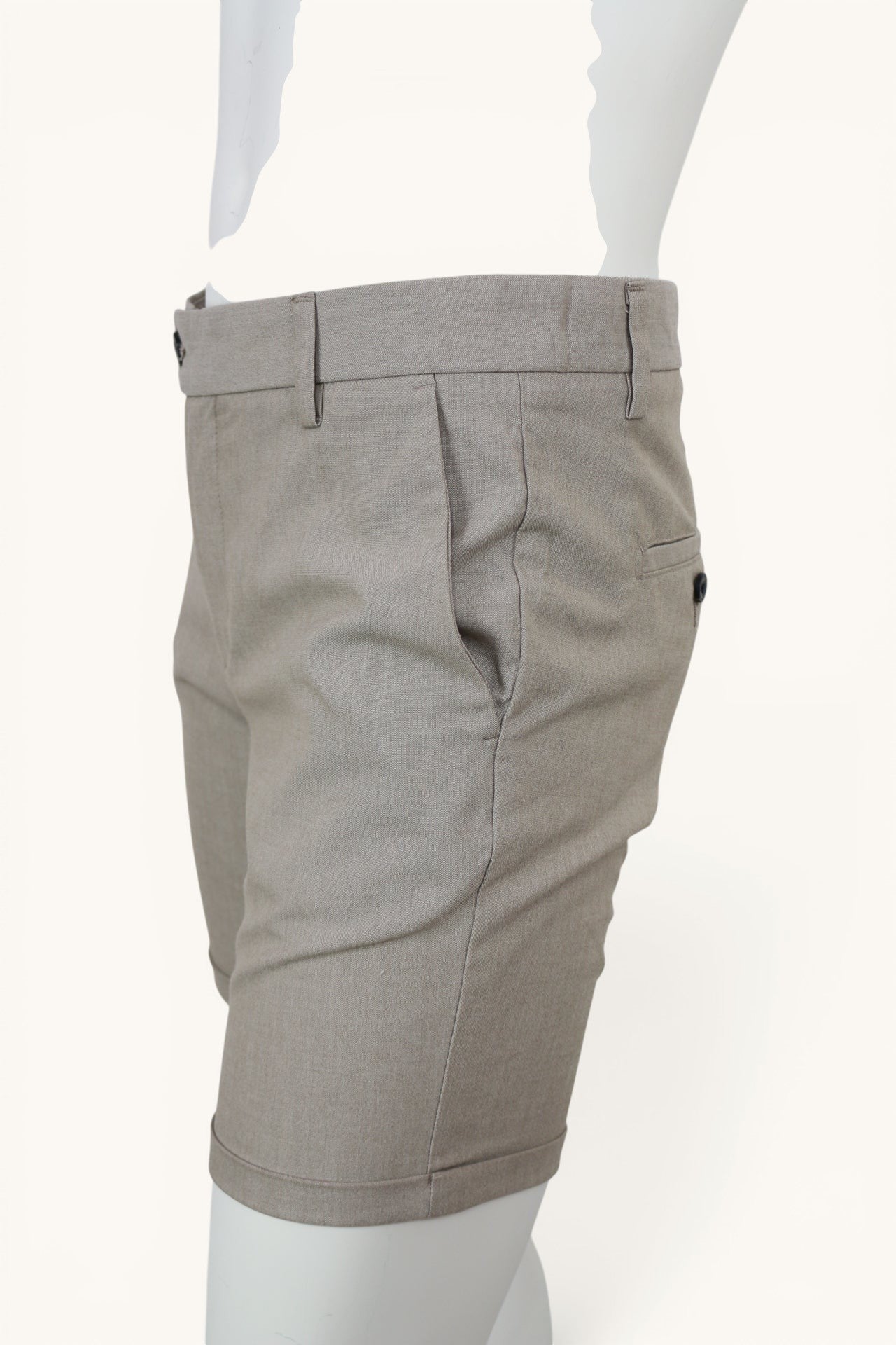 Bermuda chino beige Frippindealz pour homme, coupe regular fit avec revers et poches passepoilées, style casual chic.
