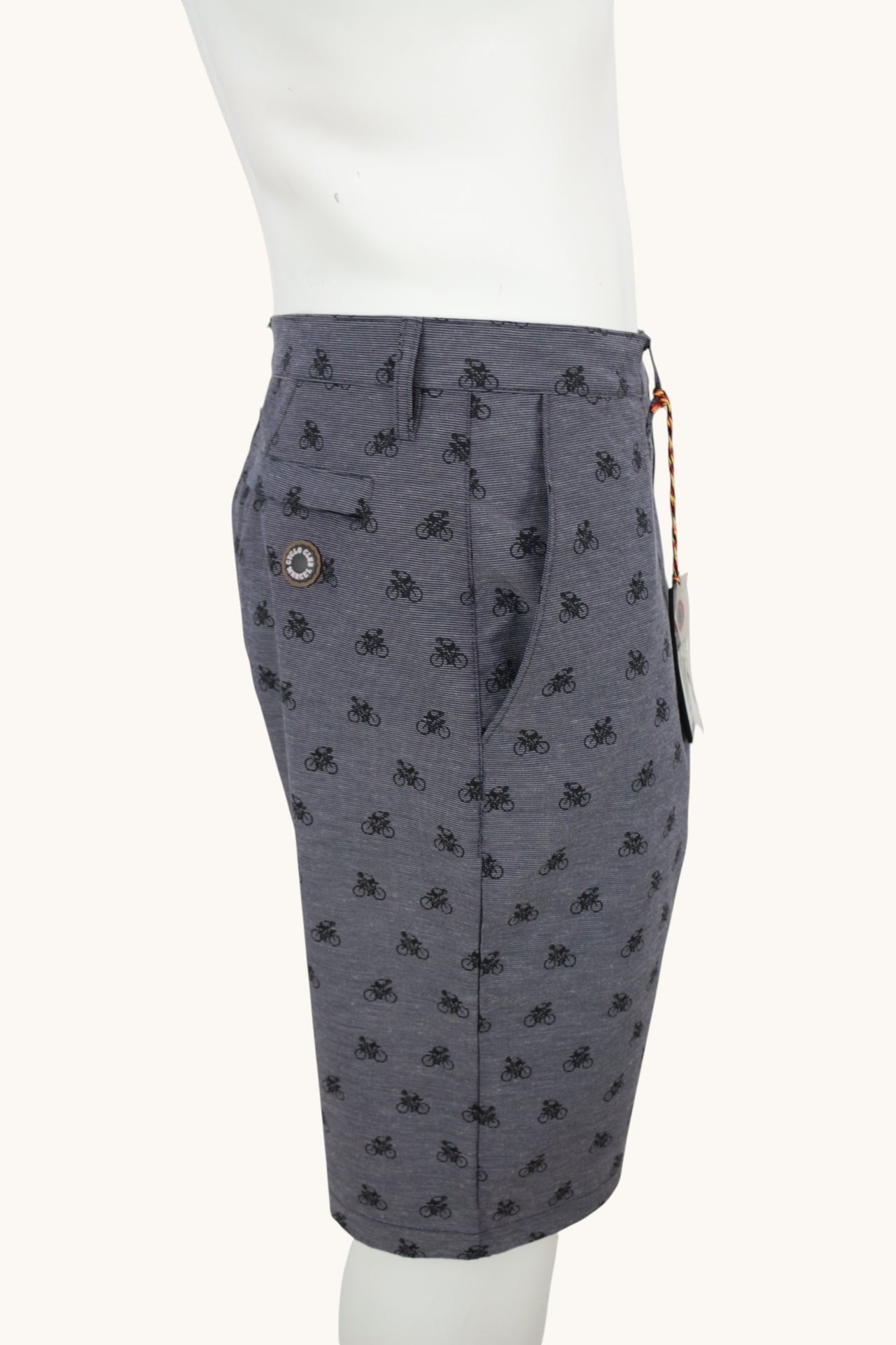 Short chino bleu marine Frippindealz avec motif vélos all-over, tissu stretch confortable, coupe casual chic.