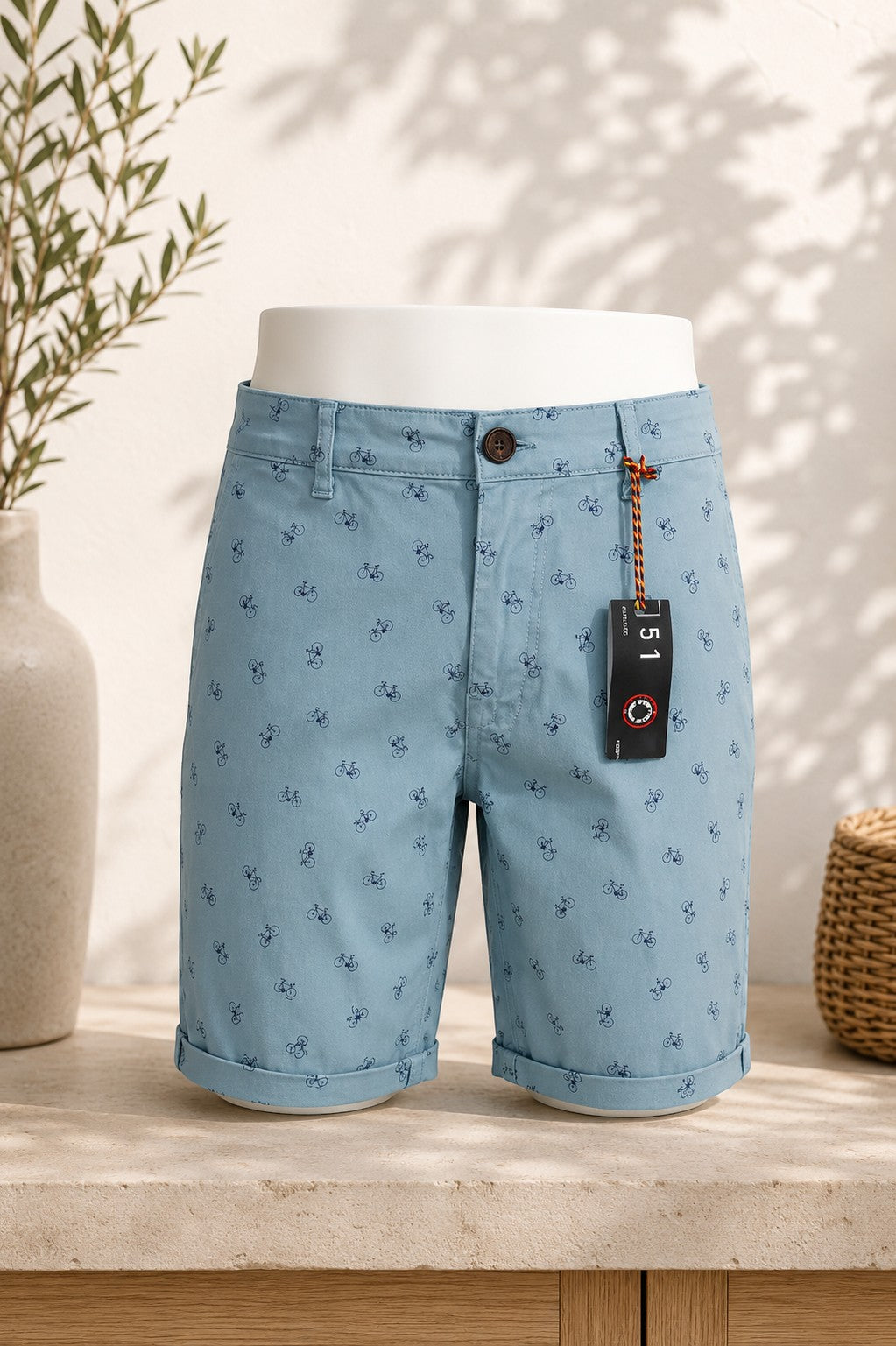 Short chino Frippindealz bleu ciel en coton stretch avec imprimé vélos, coupe décontractée, neuf avec étiquette.