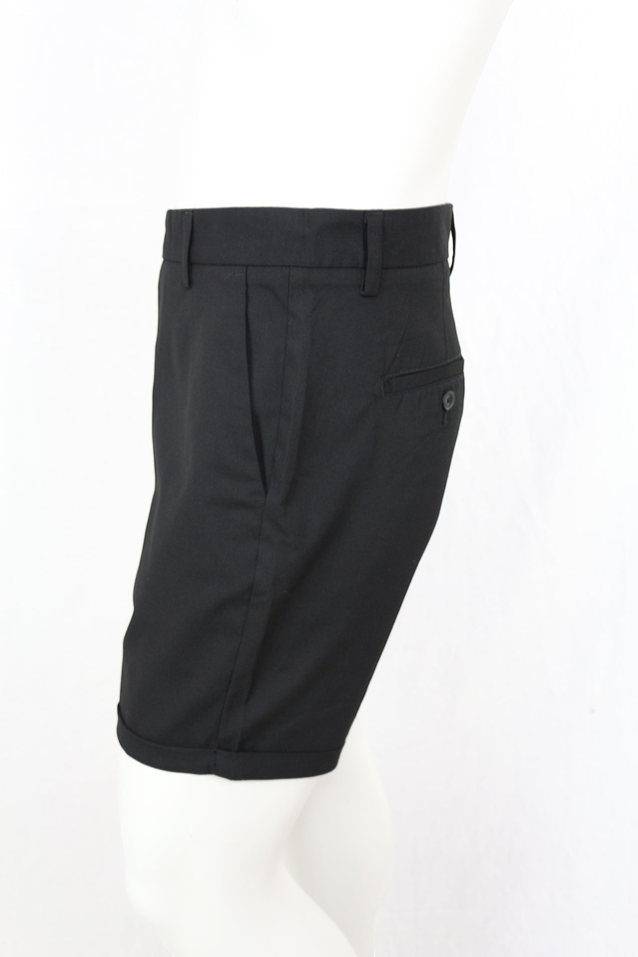 Bermuda chino noir Frippindealz pour homme Jack & Jones, coupe regular fit avec revers et poches passepoilées.