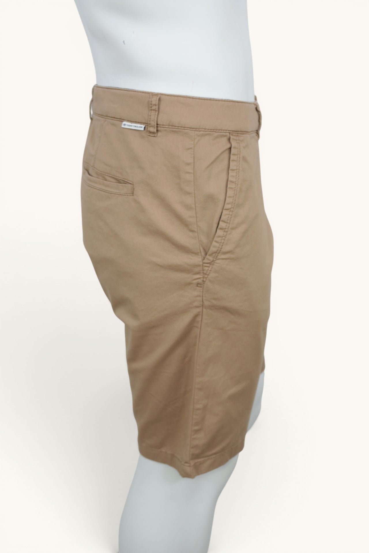 Short chino homme Frippindealz Tom Tailor beige sable en coton stretch, coupe slim, neuf avec étiquette.