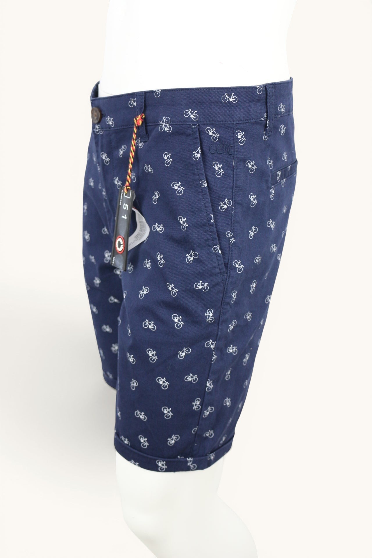 Short chino Frippindealz bleu ciel en coton stretch avec imprimé vélos, coupe casual, neuf avec étiquette.