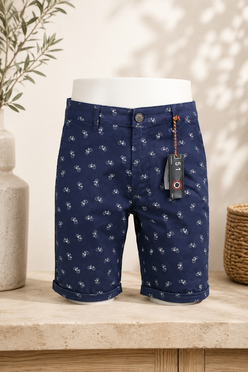 Short chino homme Frippindealz bleu ciel en coton stretch avec imprimé vélos, neuf avec étiquette.