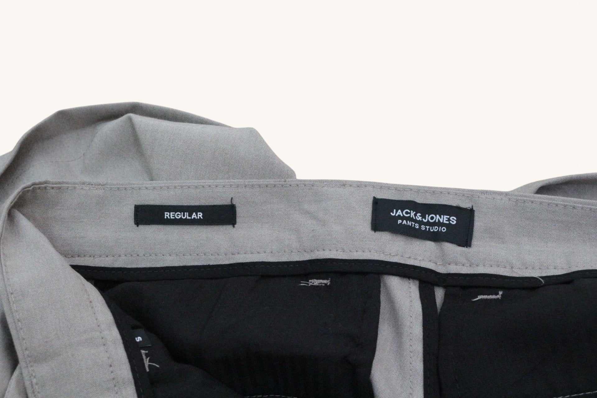 Détail de la ceinture intérieure d'un bermuda chino beige Frippindealz Jack & Jones coupe Regular Fit