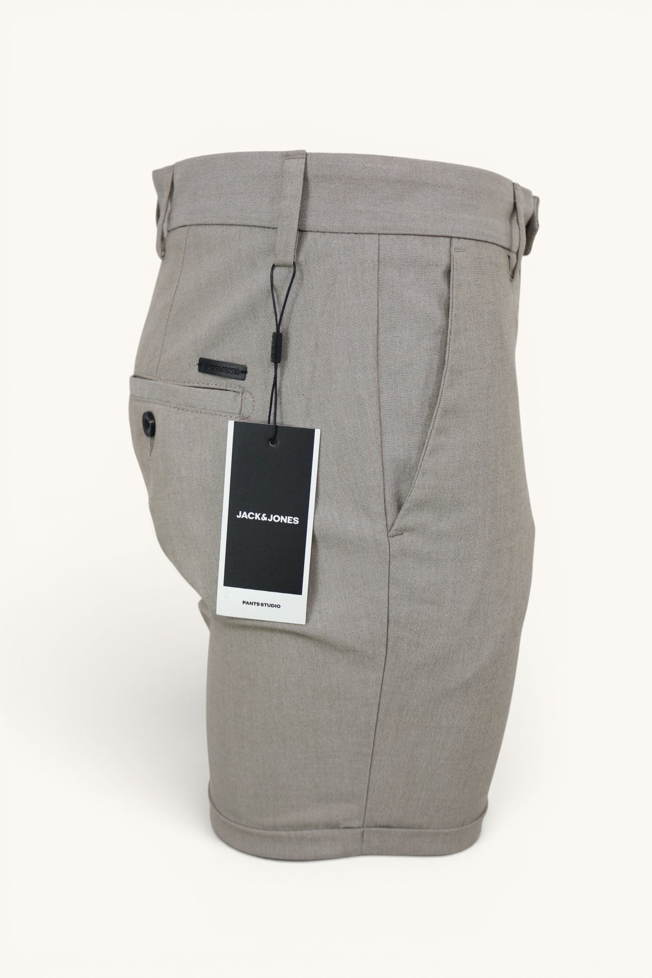 Bermuda chino beige Frippindealz Jack & Jones regular fit avec étiquette, poches arrière et revers