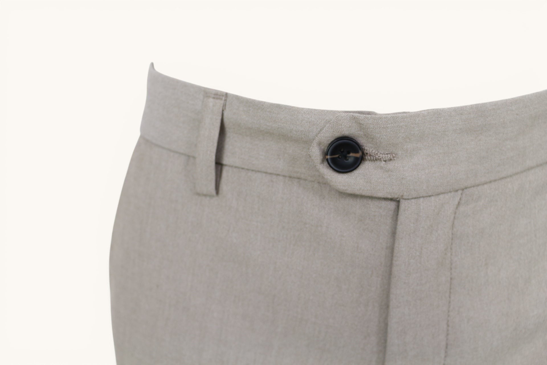 Short chino beige Frippindealz de la marque Jack & Jones, coupe regular fit avec bouton et passants de ceinture