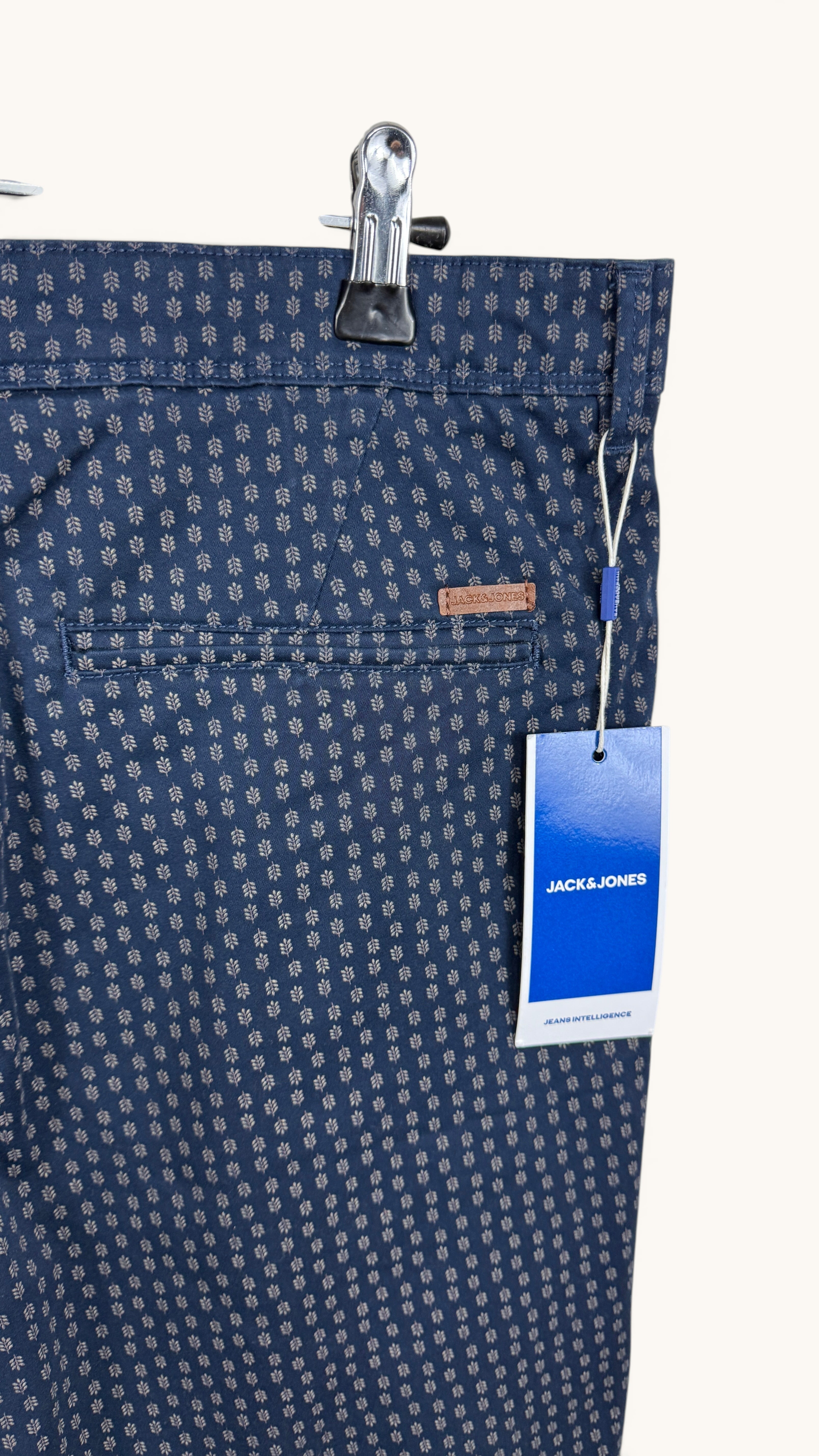 Short chino Frippindealz Jack & Jones bleu marine en coton stretch avec motif géométrique et étiquette d'origine.