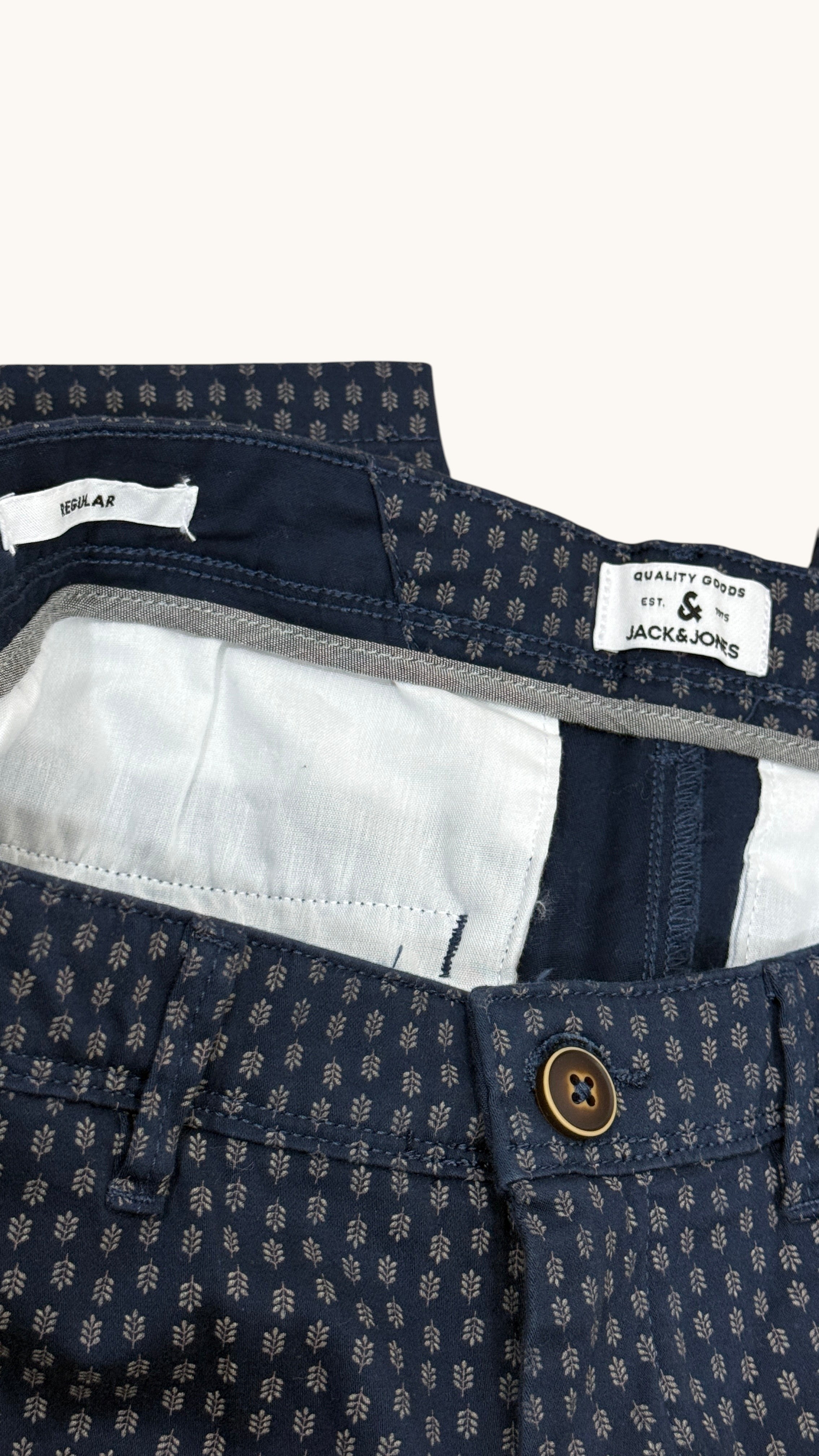 Short chino Frippindealz Jack & Jones bleu marine en coton stretch avec motif géométrique discret et coupe regular.