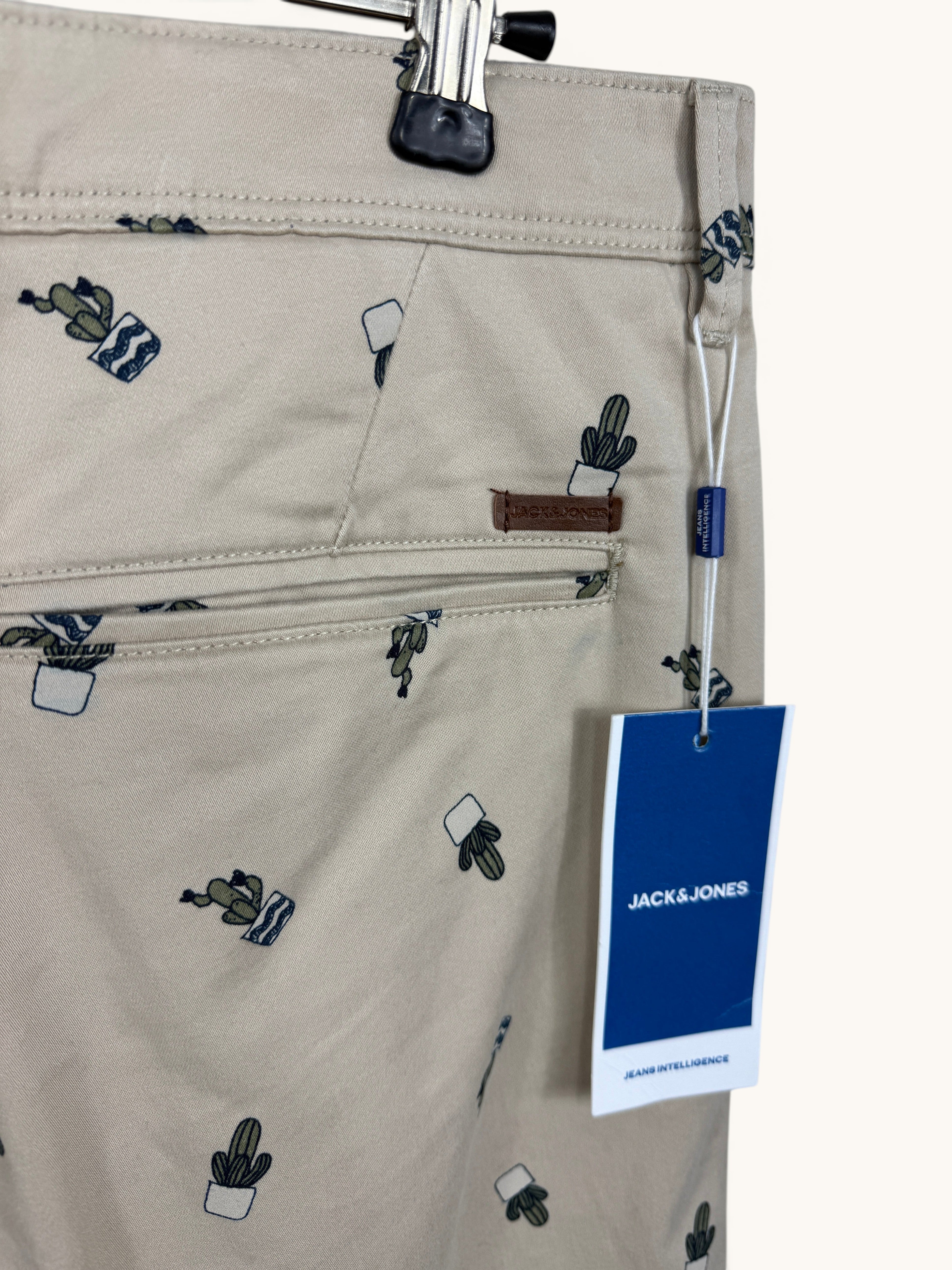 Short chino beige Frippindealz Jack & Jones en coton avec imprimé cactus, coupe regular, neuf avec étiquette.