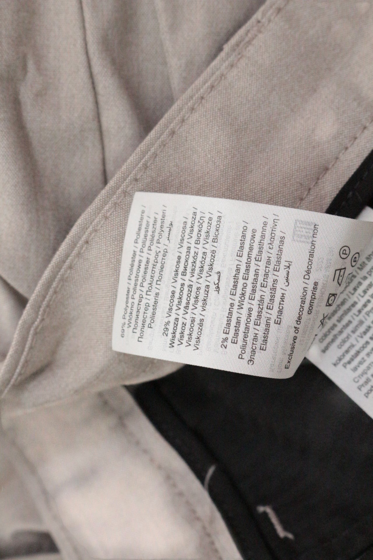 Étiquette de composition du short chino beige Frippindealz Jack & Jones en polyester, viscose et élasthanne