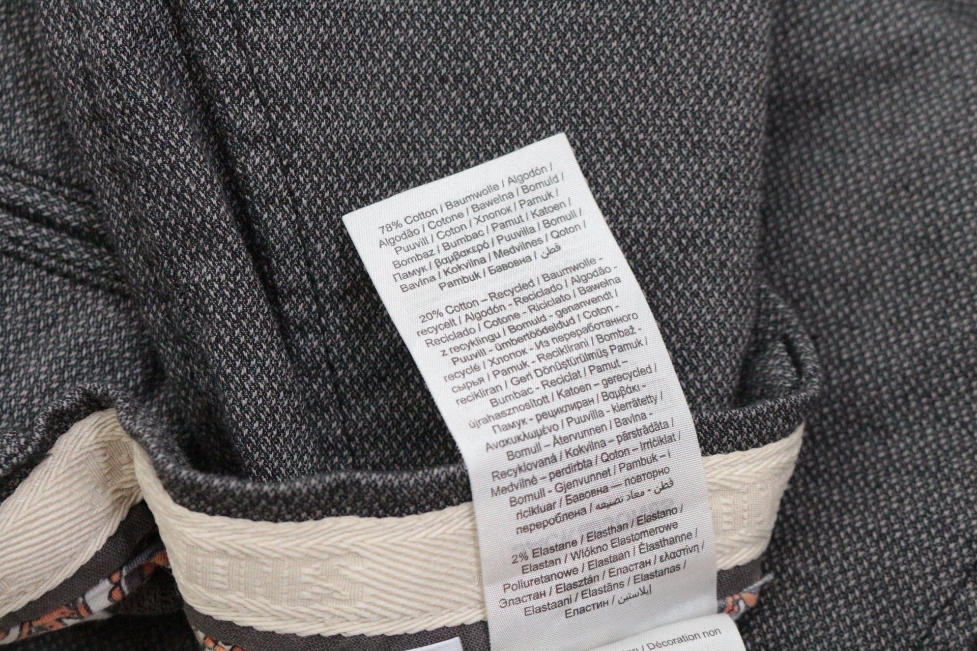 Étiquette de composition Frippindealz pour short chino Jack & Jones en coton recyclé gris chiné