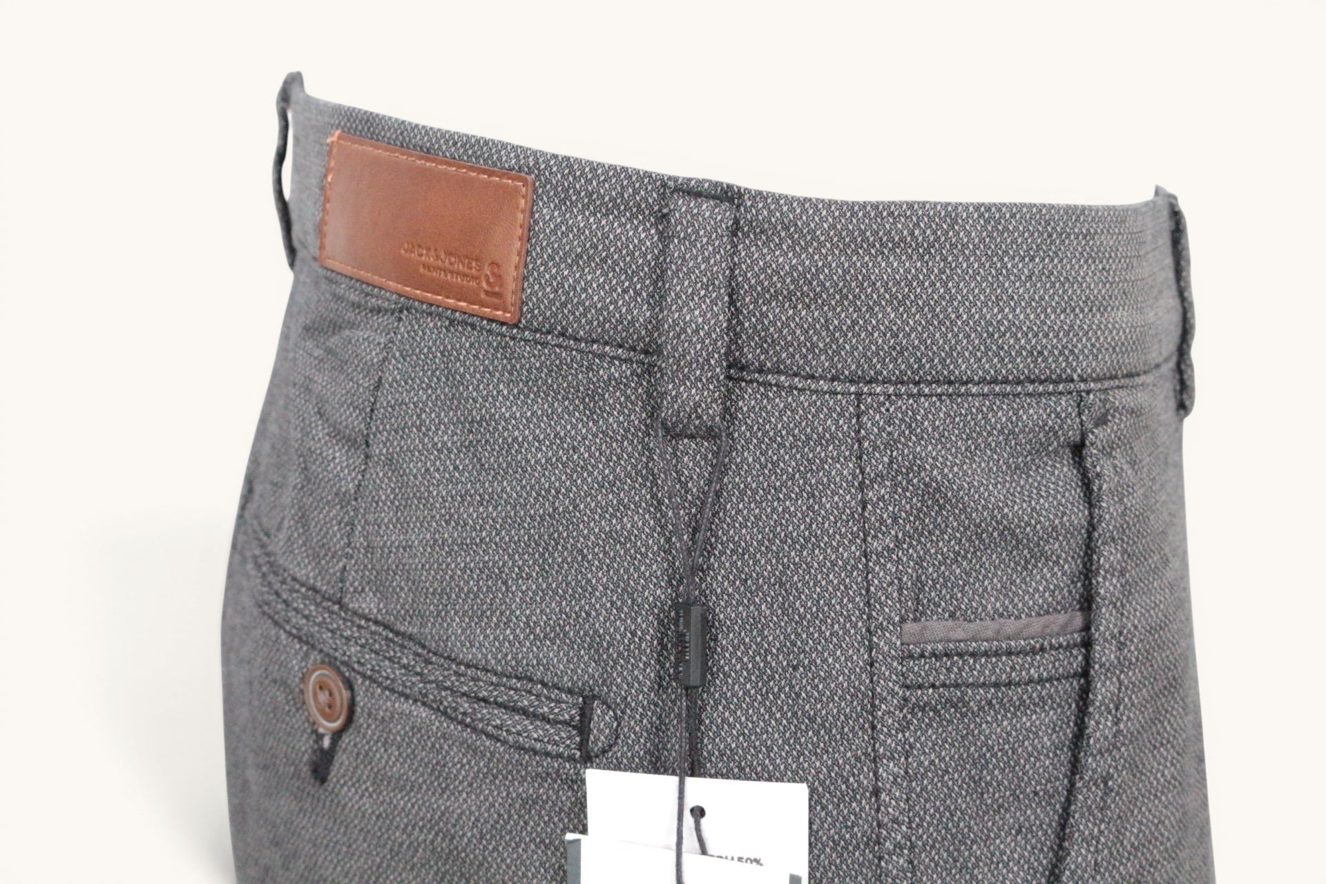 Short chino Frippindealz Jack & Jones gris chiné en coton recyclé, coupe slim fit avec étiquette, style casual chic.