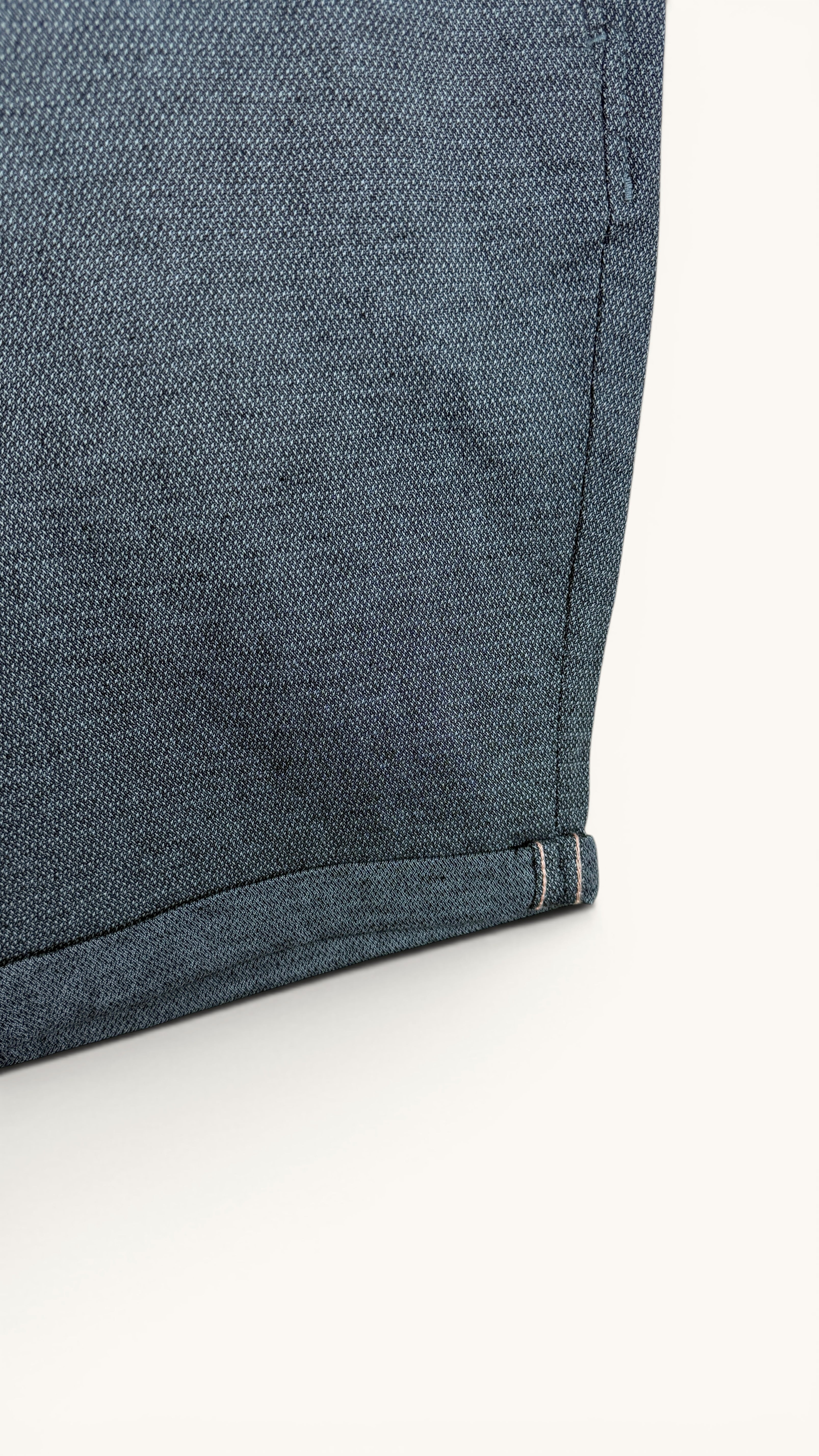 Short chino Frippindealz Jack & Jones gris chiné en coton recyclé avec revers cousus, coupe slim fit élégante.