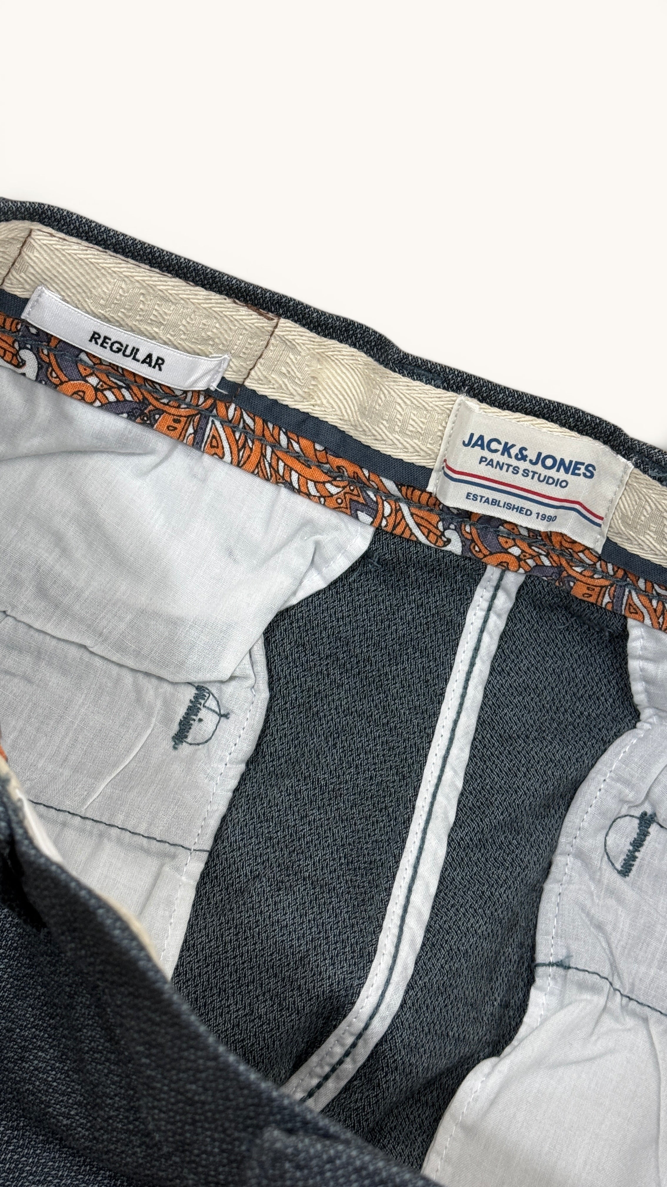 Détail intérieur du bermuda chino Frippindealz Jack & Jones gris chiné avec finitions contrastées et étiquette