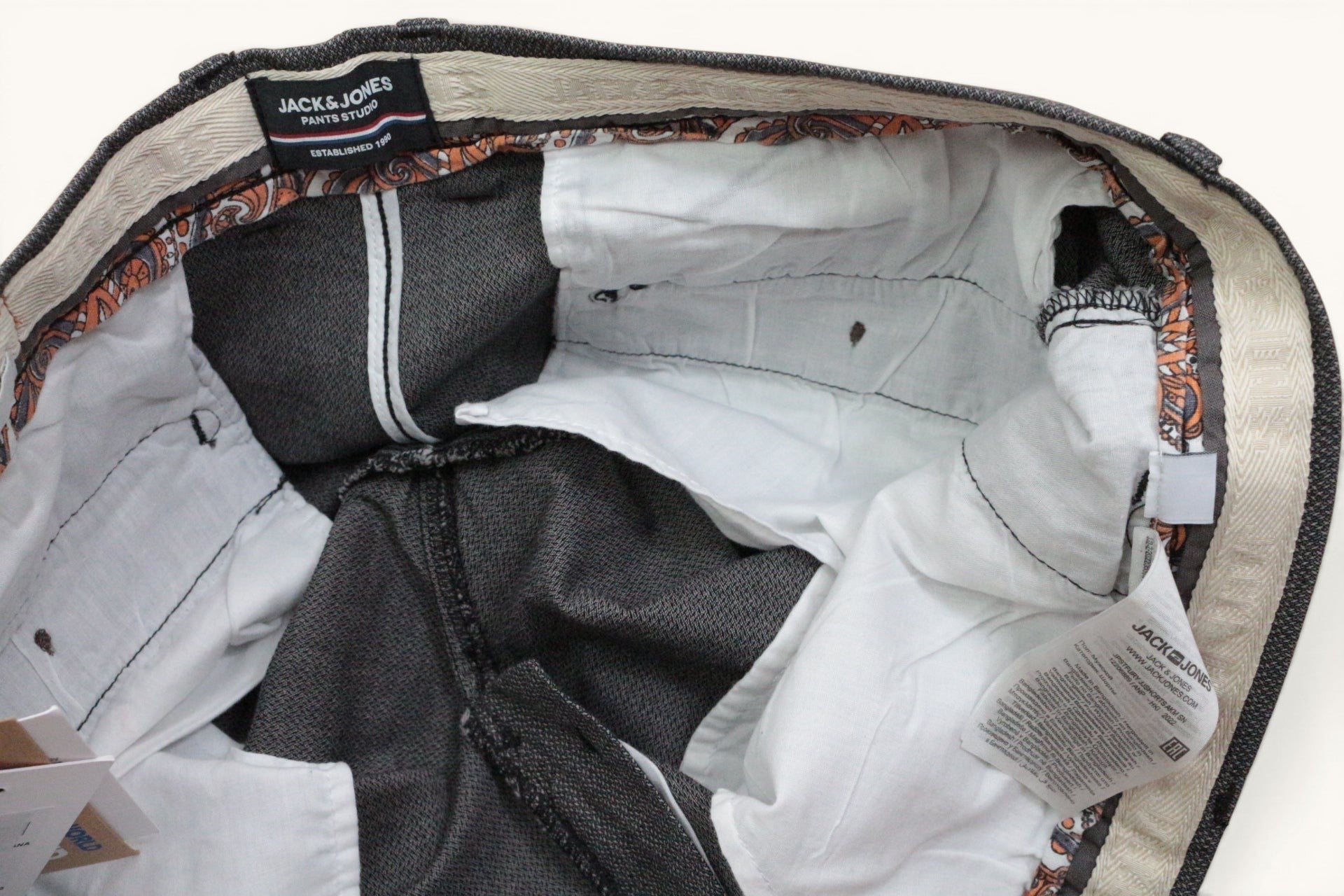 Détail intérieur du bermuda Frippindealz Jack & Jones gris chiné en coton recyclé avec doublure à motifs