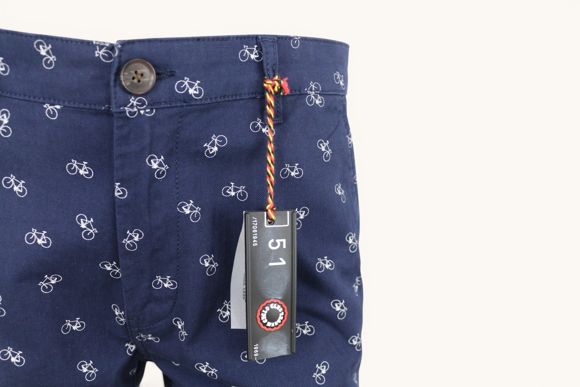 Short chino Frippindealz Marcel bleu marine avec imprimé vélos blancs, en coton stretch, neuf avec étiquette.