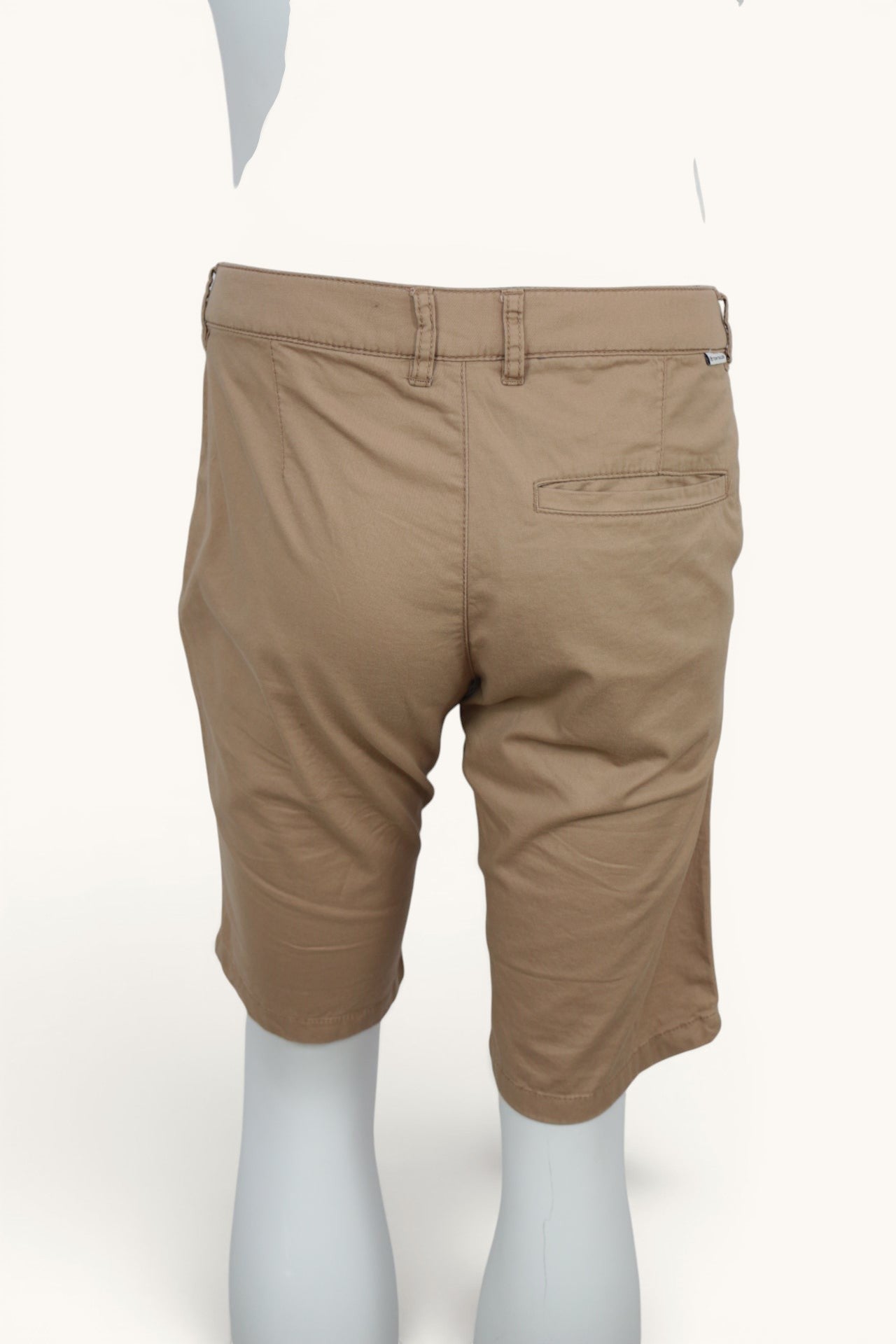 Vue arrière du short chino Frippindealz Tom Tailor beige sable en coton stretch, coupe slim, neuf avec étiquette.