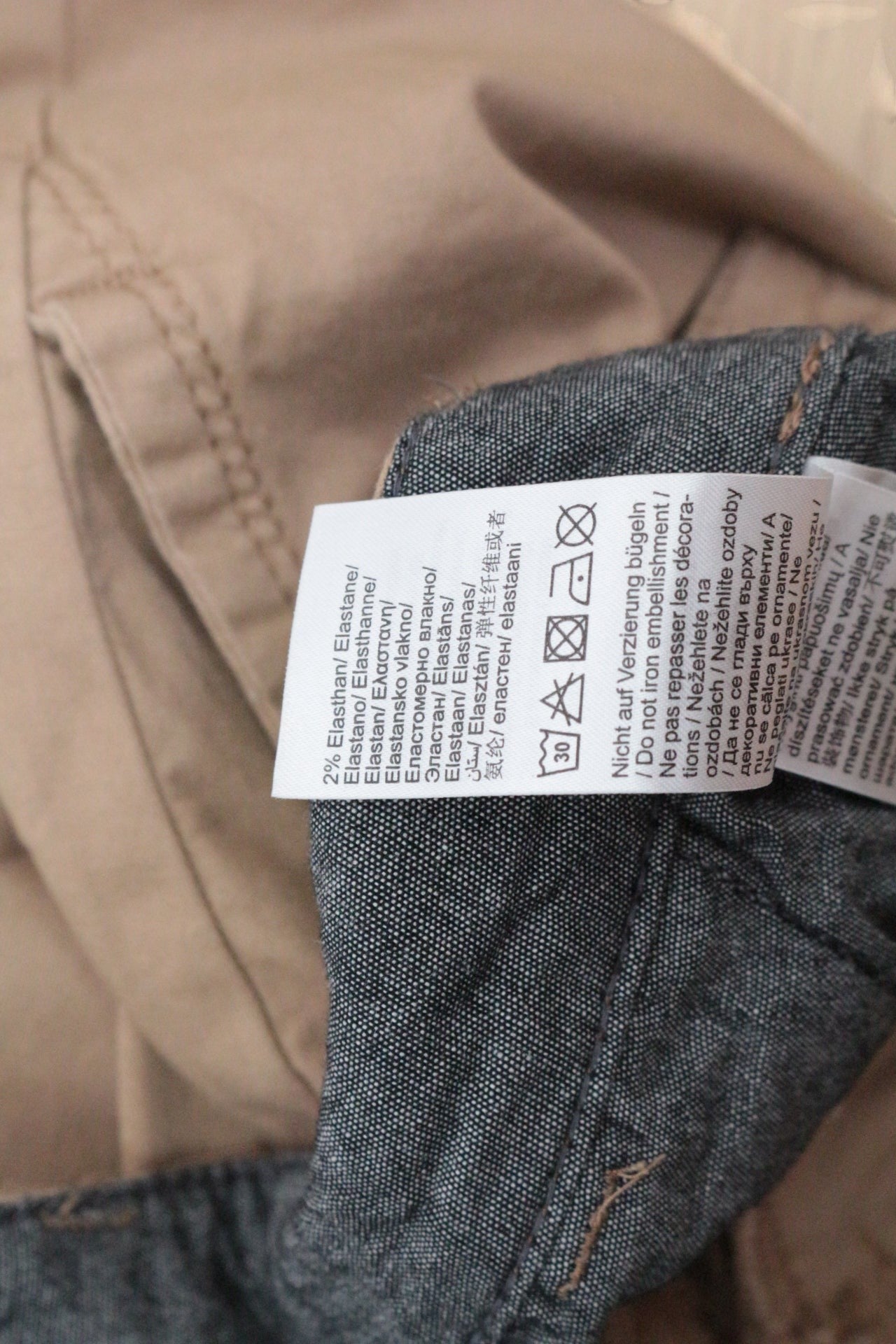 Étiquette de composition Frippindealz sur un short chino Tom Tailor beige sable en coton stretch