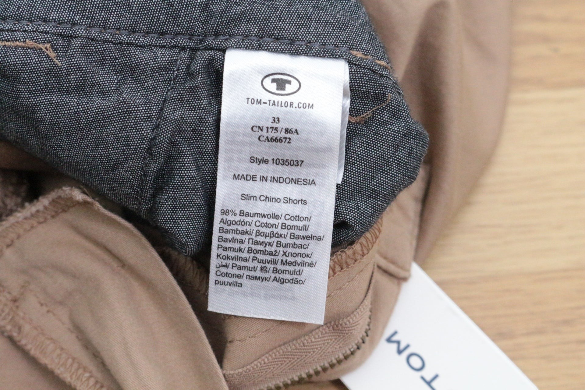 Étiquette intérieure d'un short chino beige sable Frippindealz de la marque Tom Tailor en coton stretch neuf