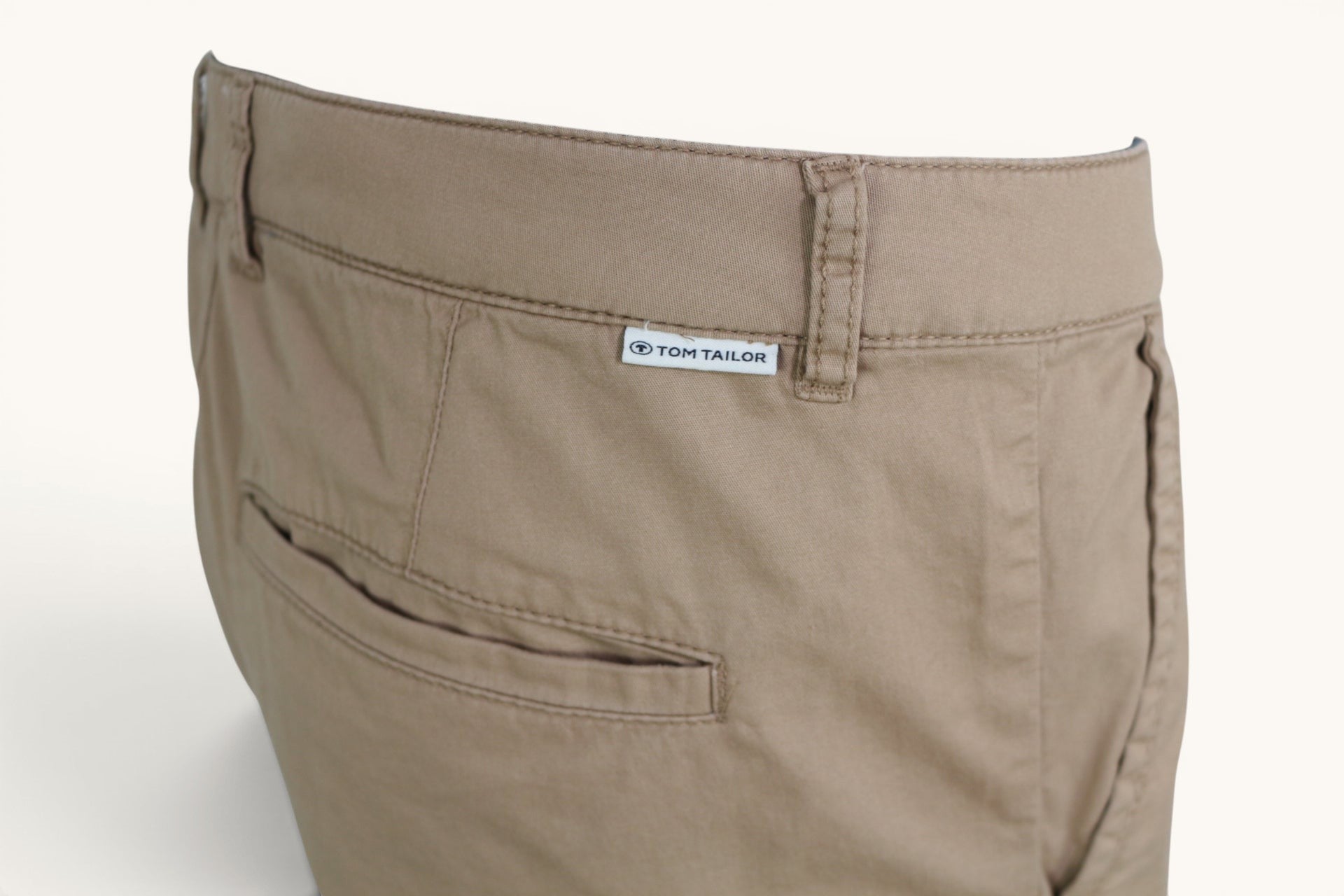 Short chino Frippindealz Tom Tailor beige sable en coton stretch avec étiquette de marque visible