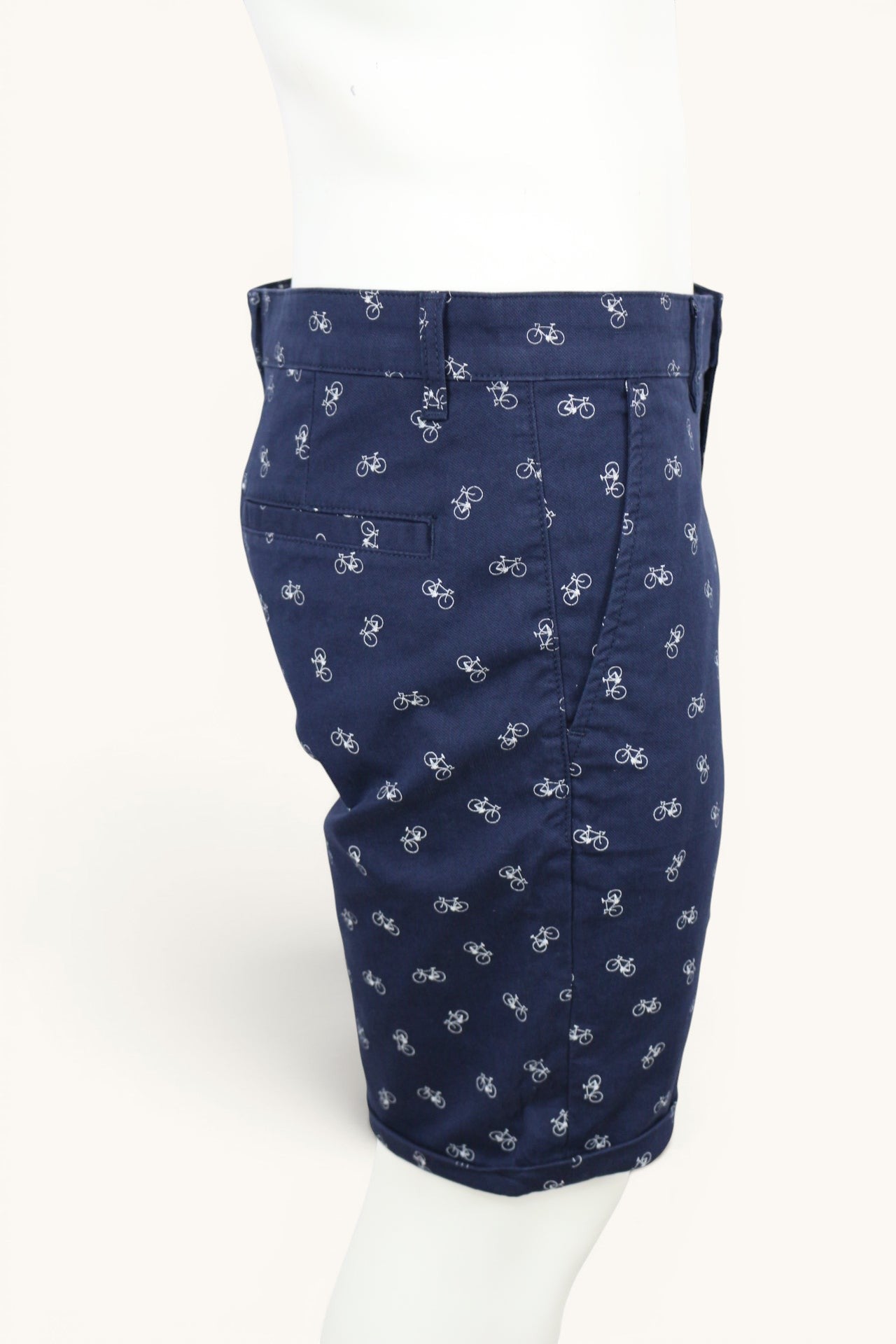 Short chino Frippindealz bleu marine avec imprimé vélos blancs, en coton stretch, coupe casual chic.