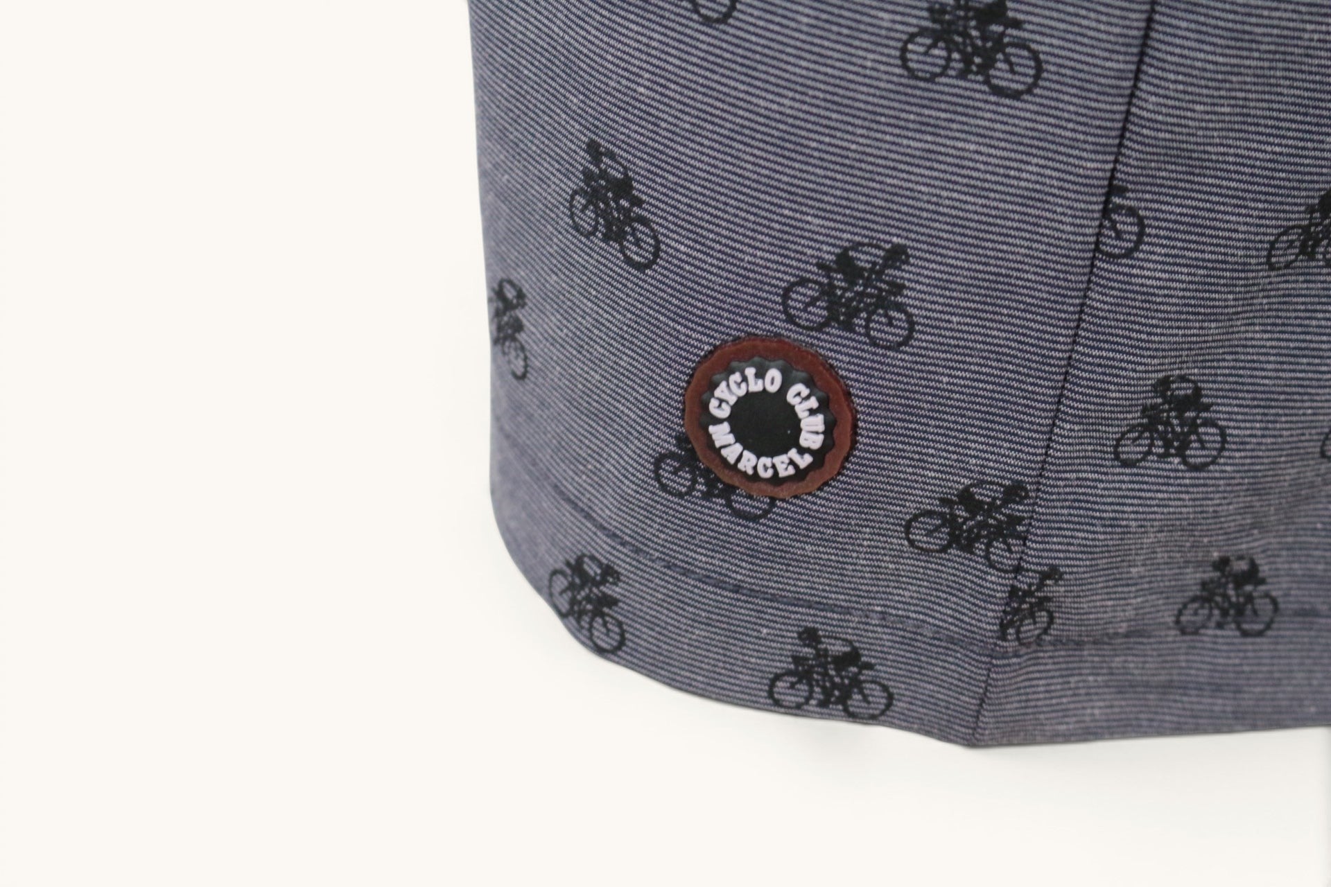 Short chino bleu marine Frippindealz avec imprimé vélos all-over et écusson de la marque Cyclo Club Marcel