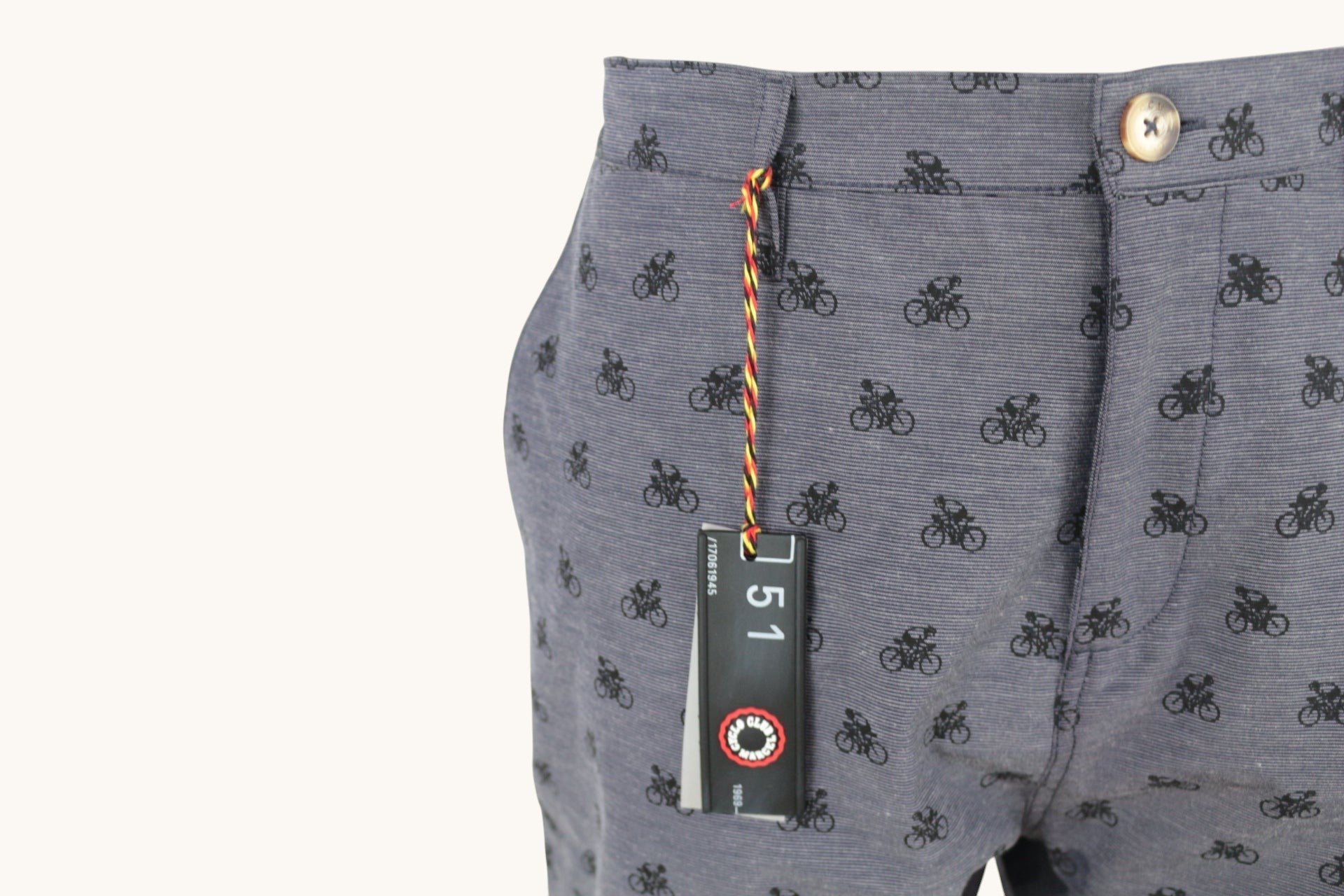 Short chino Frippindealz Cyclo Club Marcel bleu marine stretch avec imprimé vélos et bouton effet corne