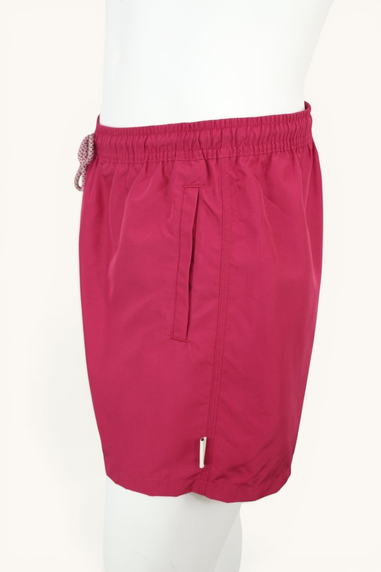 Short de bain Frippindealz Bruce & Butler bordeaux avec taille élastiquée, cordon contrastant et logo latéral.