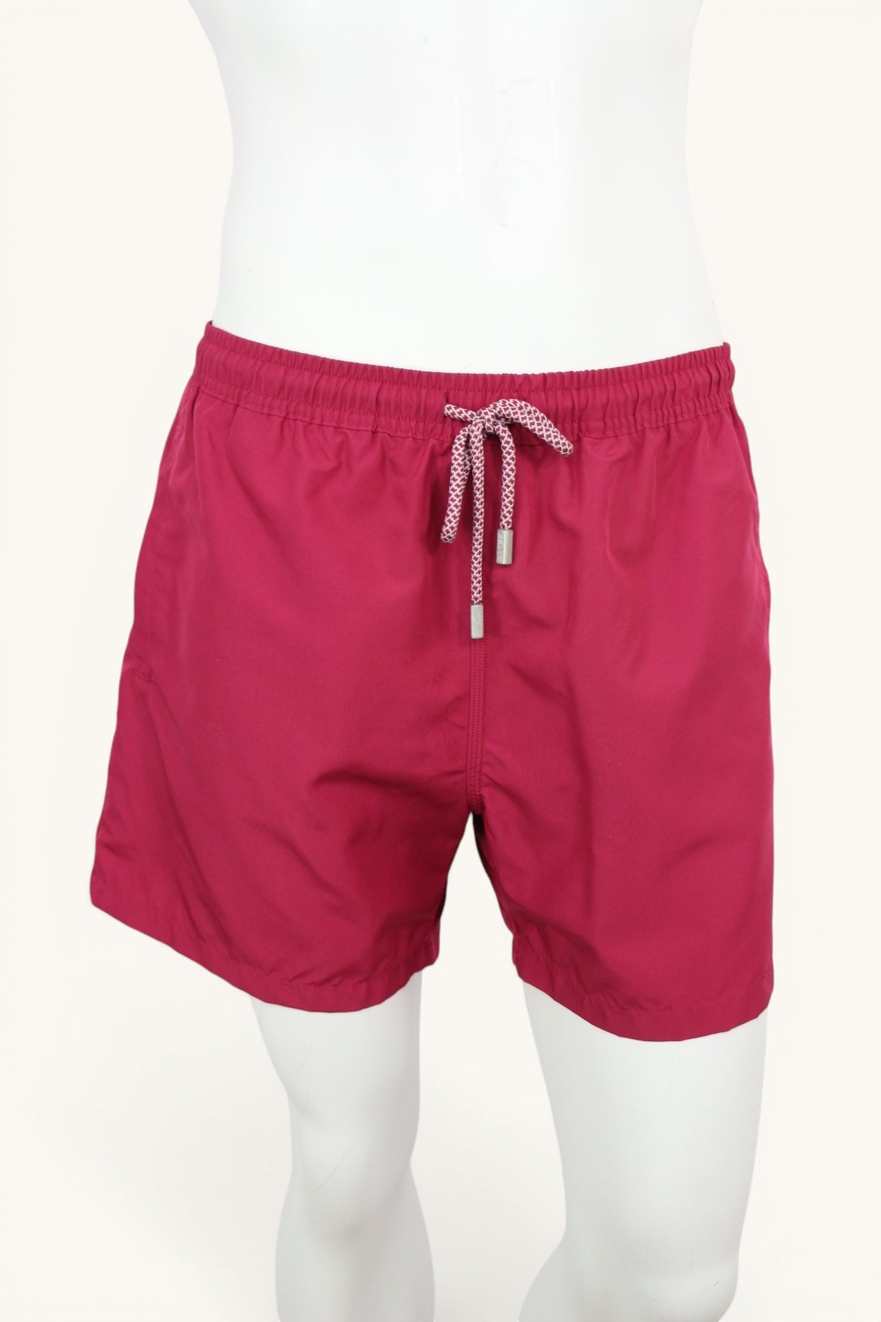 Short de bain Frippindealz Bruce & Butler bordeaux avec taille élastiquée, cordon contrastant et embouts métalliques.