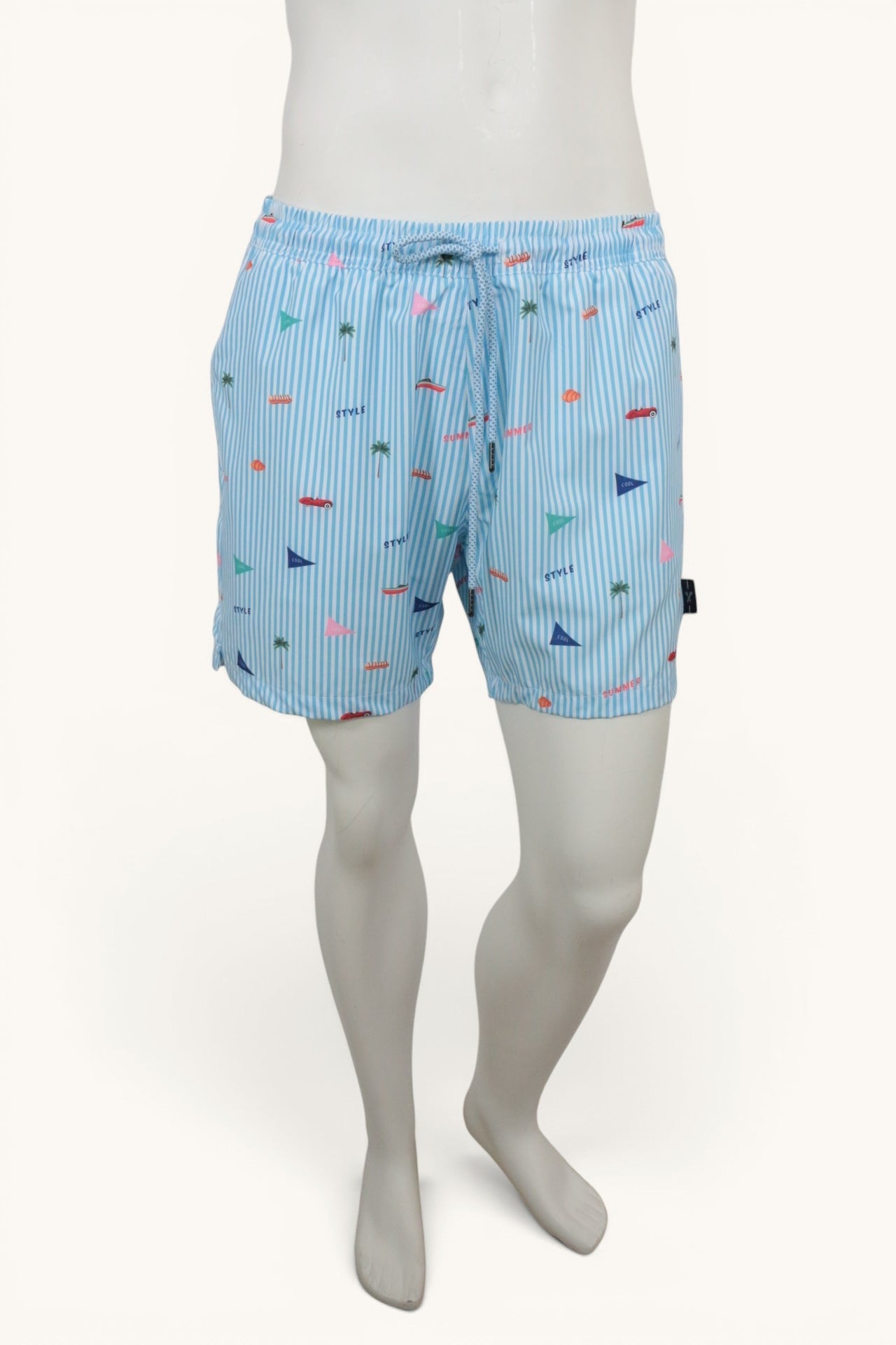 Short de bain Frippindealz Bruce & Butler bleu ciel et blanc à rayures et motifs estivaux sur mannequin