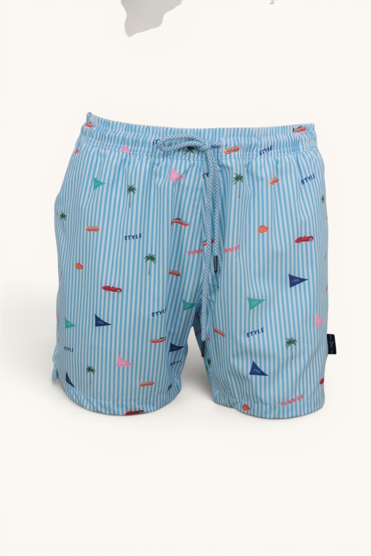 Short de bain Frippindealz Bruce & Butler bleu ciel et blanc à rayures et motifs estivaux, taille élastique à cordon.