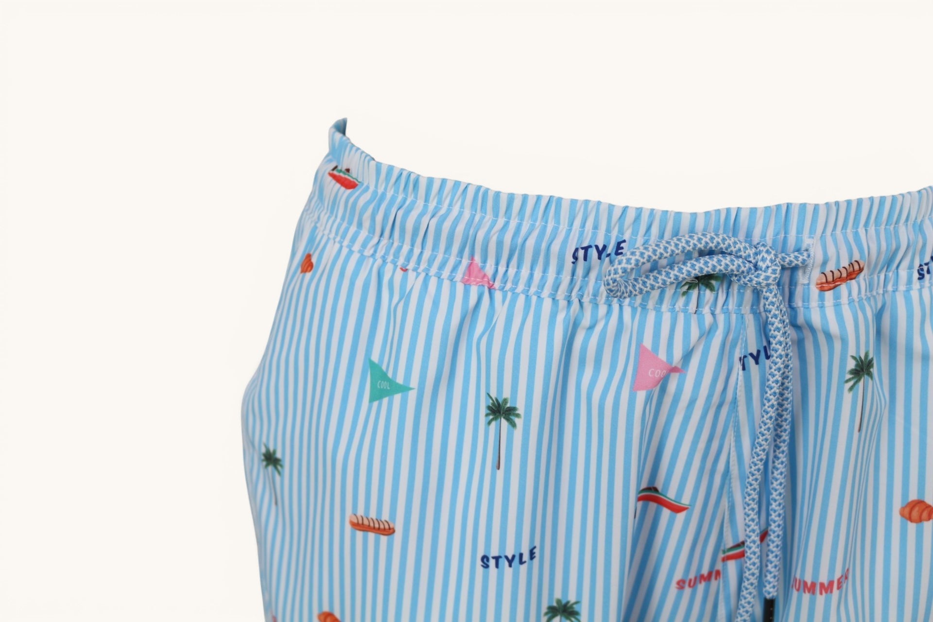 Short de bain Frippindealz Bruce & Butler bleu ciel et blanc à rayures avec motifs estivaux et cordon de serrage.