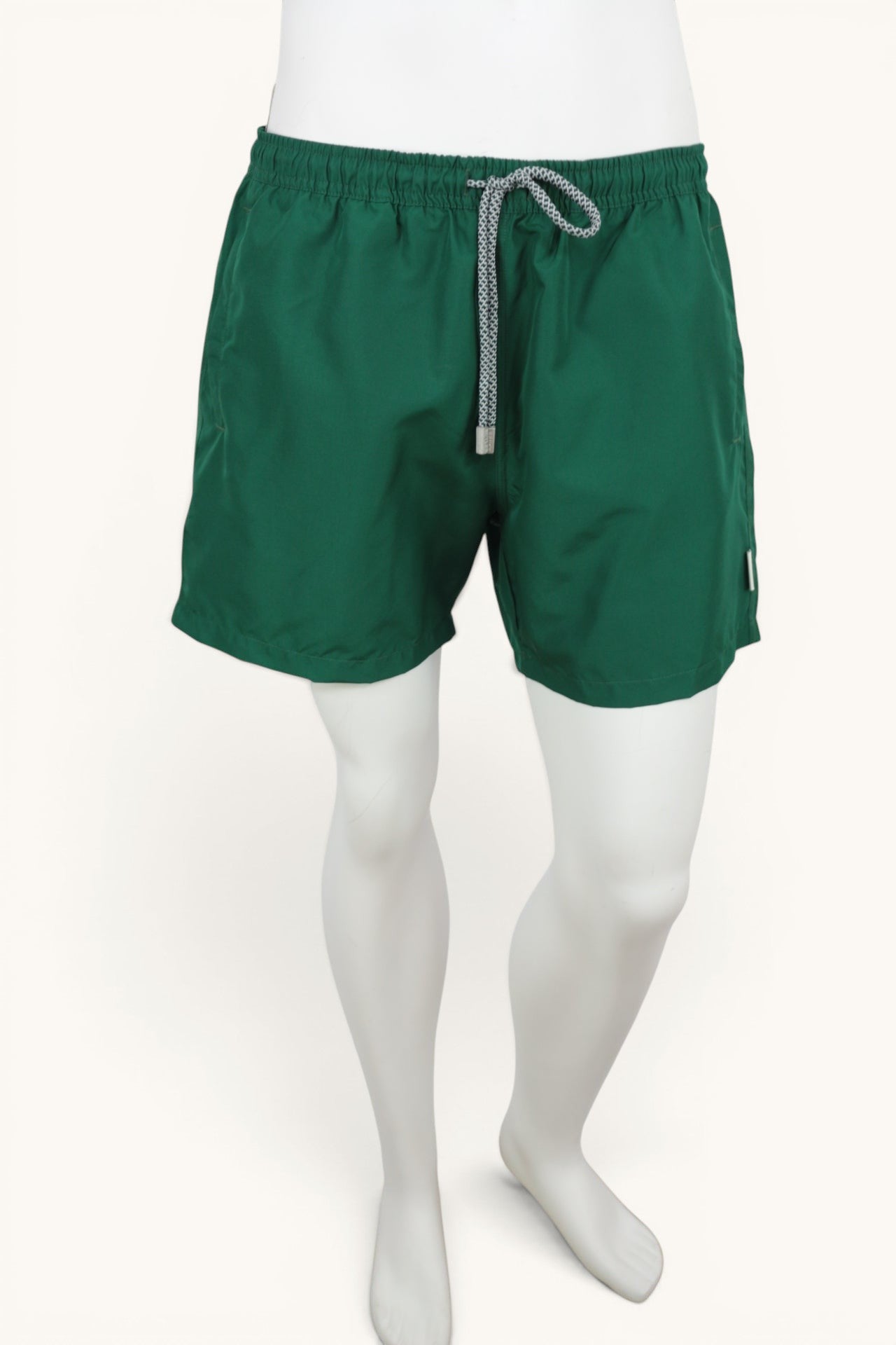 Short de bain Frippindealz Bruce & Butler vert foncé avec cordon contrastant, taille élastiquée et logo latéral.