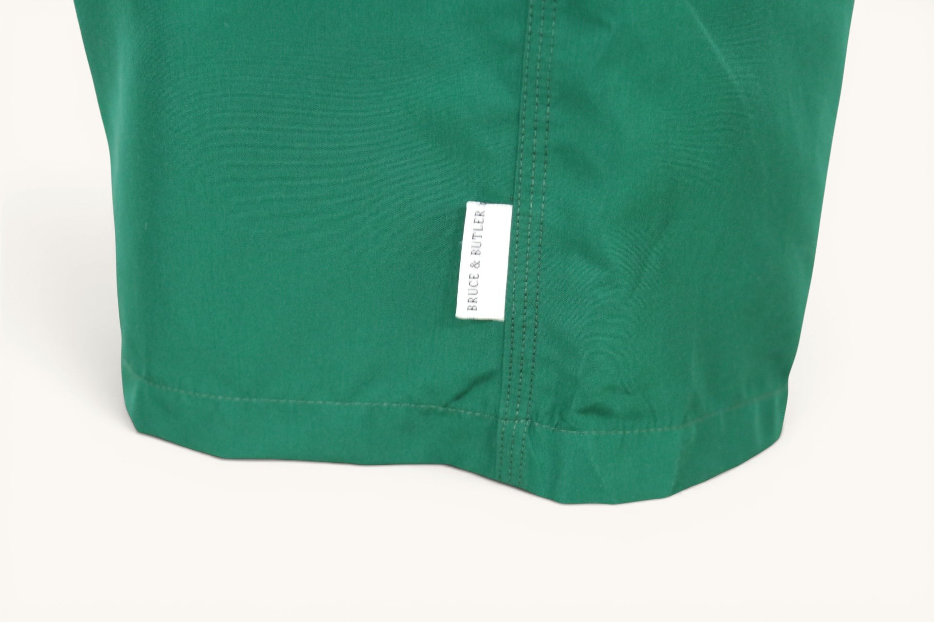 Short de bain Frippindealz Bruce & Butler vert foncé en polyester avec logo tissé latéral, neuf avec étiquette.