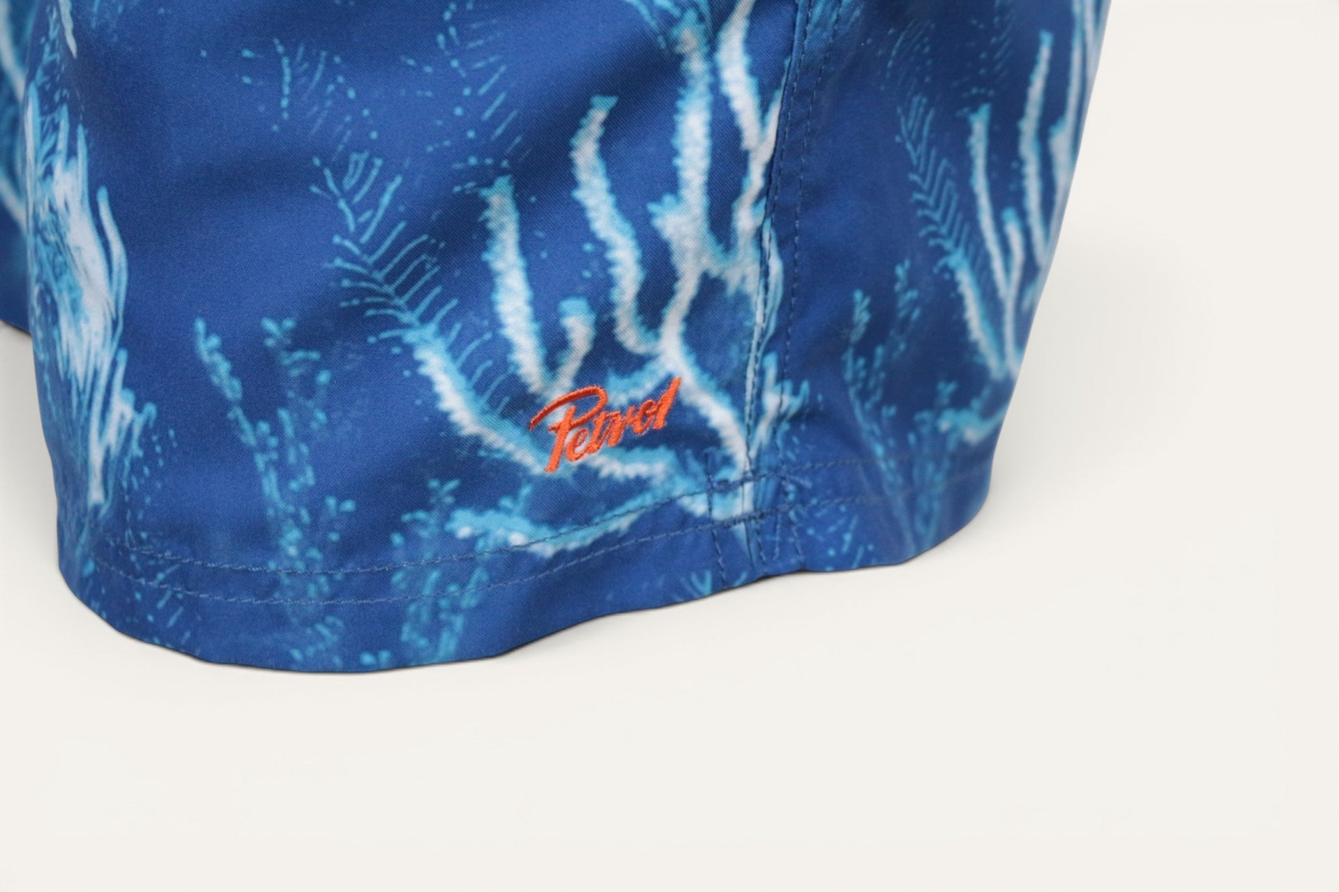 Short de bain Frippindealz Petrol Industries bleu à motif corail avec broderie orange contrastante sur la jambe