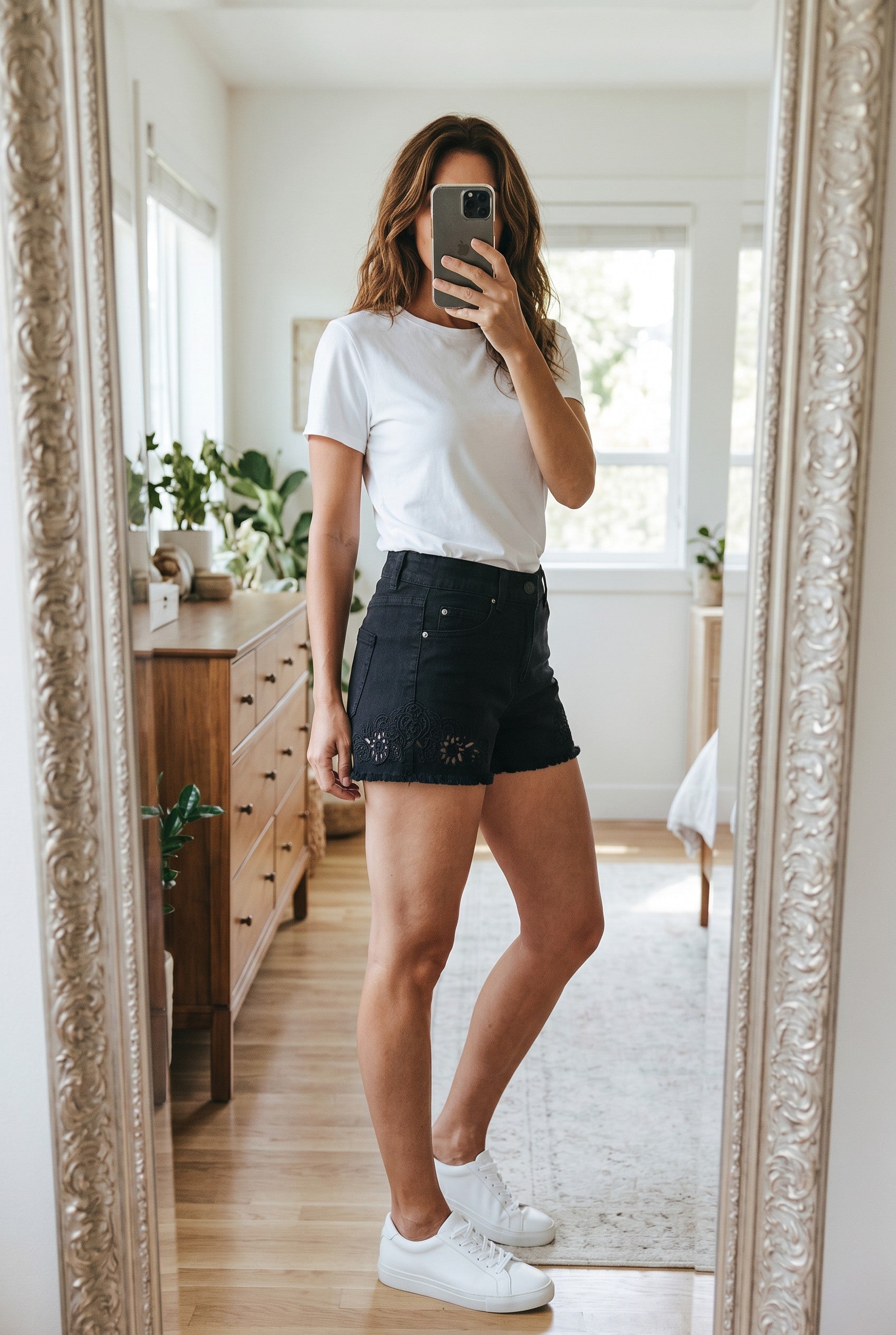 Frippindealz Short en denim noir stretch T38 avec broderie dentelle ajourée et finitions effilochées.