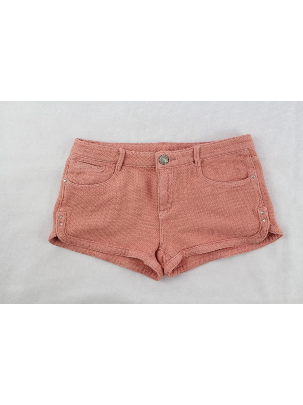 Short femme Frippindealz Archive Fashion en coton texturé rose corail avec poches et finitions rivetées