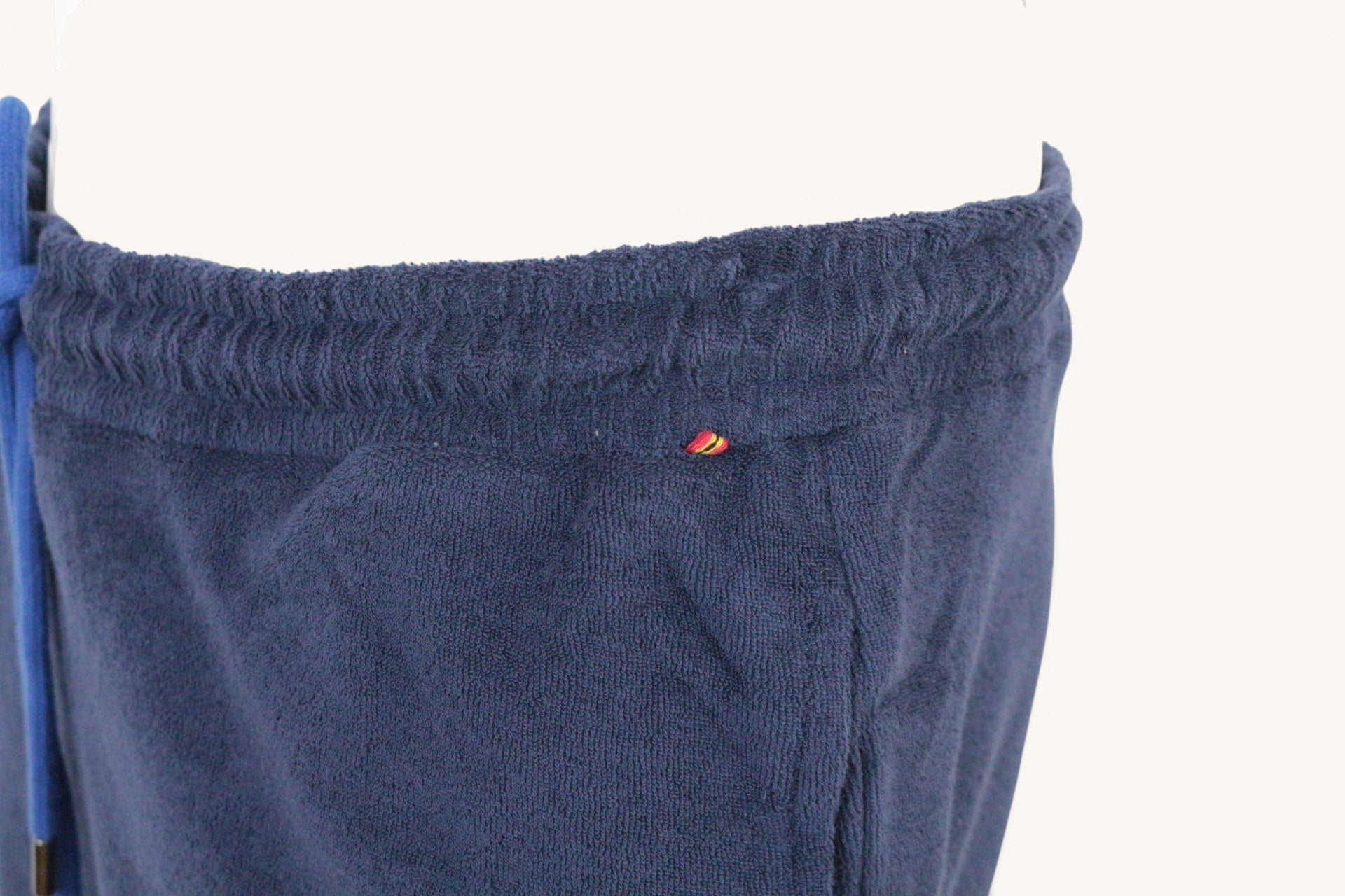 Short homme Marcel Frippindealz en éponge bleu marine 100% coton bio avec taille élastique et détail tricolore